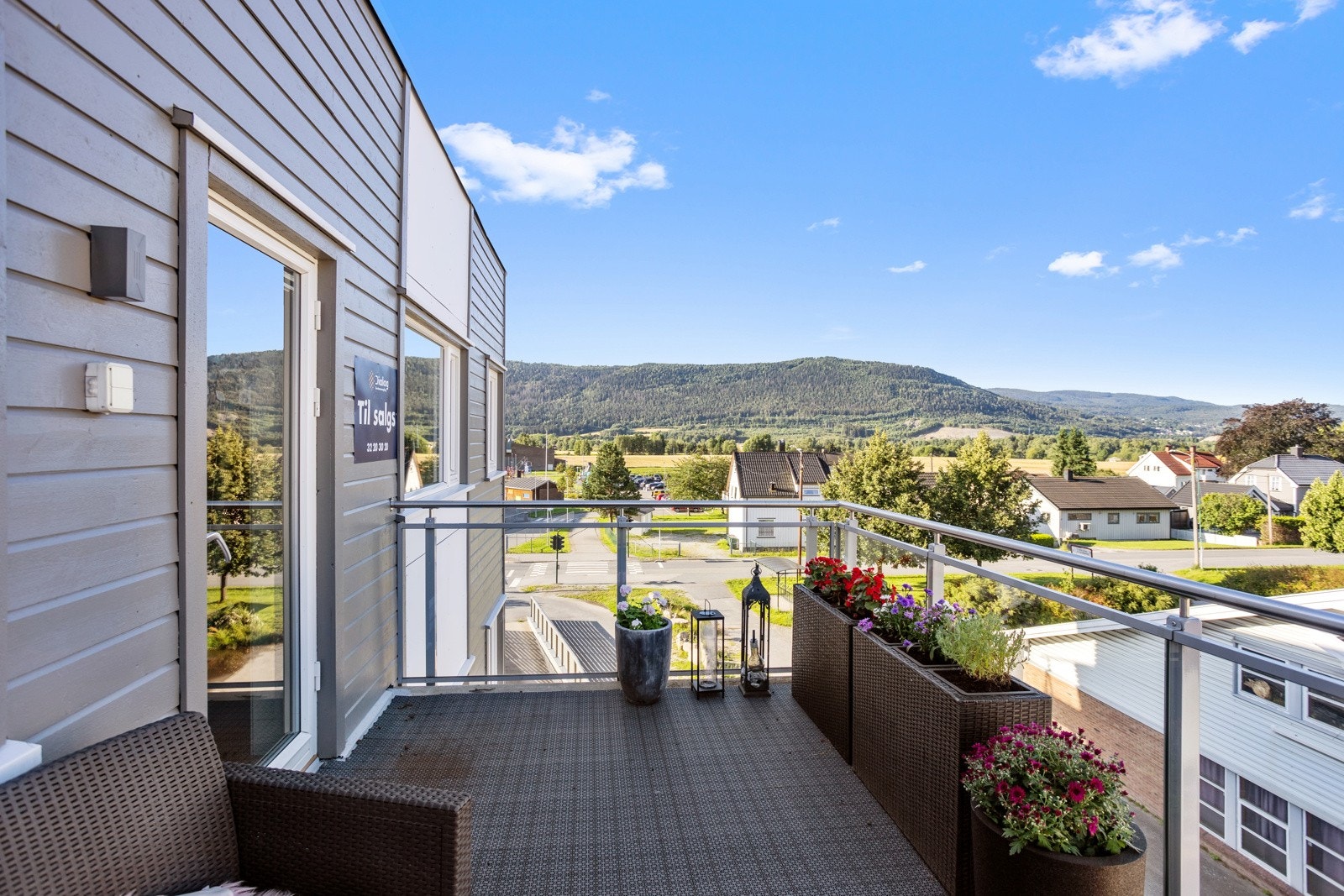 Flott utsikt mot Eikerbygdene og den flotte Solbergåsen med Knabben Galleribilde