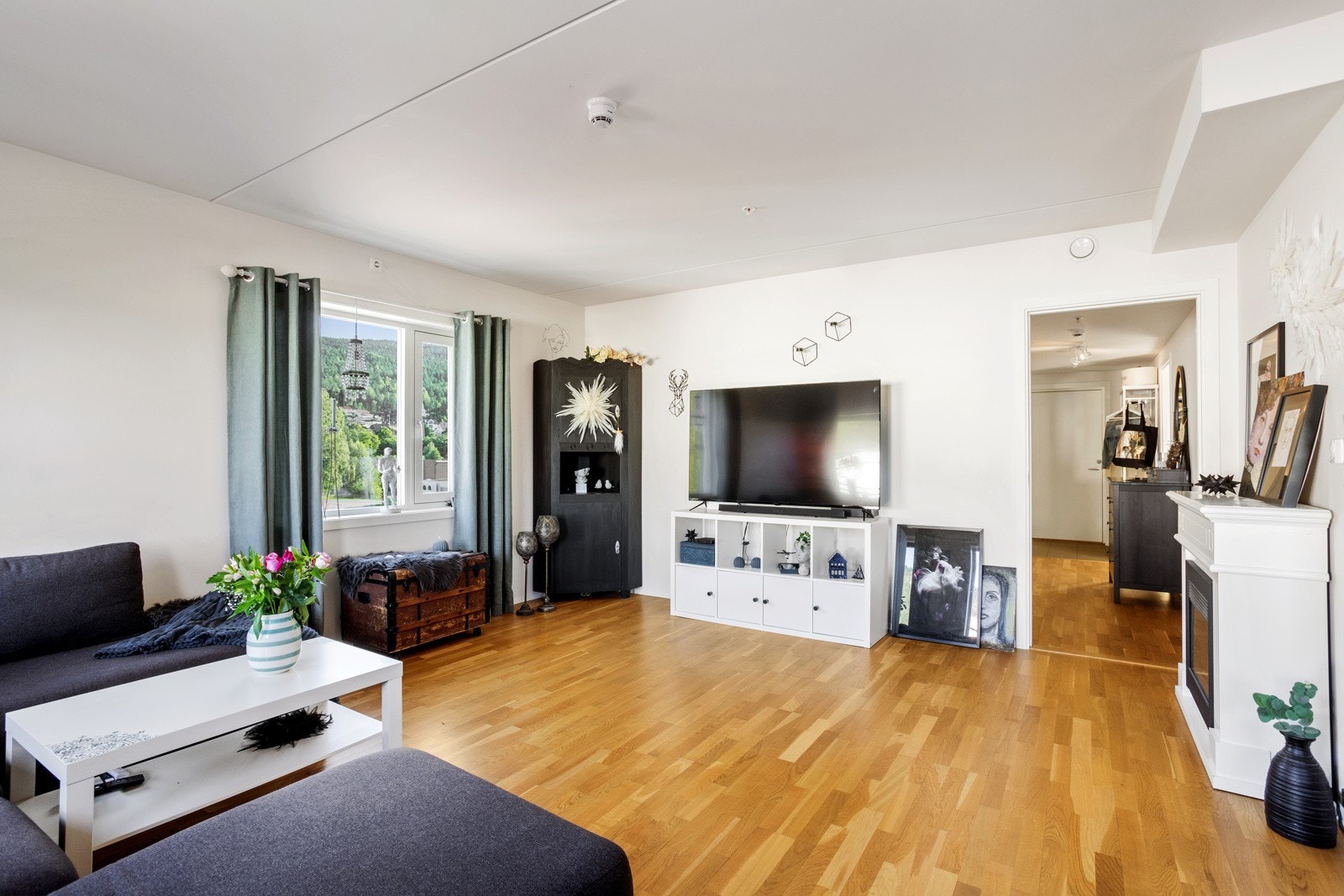 Stuen har vinduer på to sider og genrøs takhøyde Galleribilde