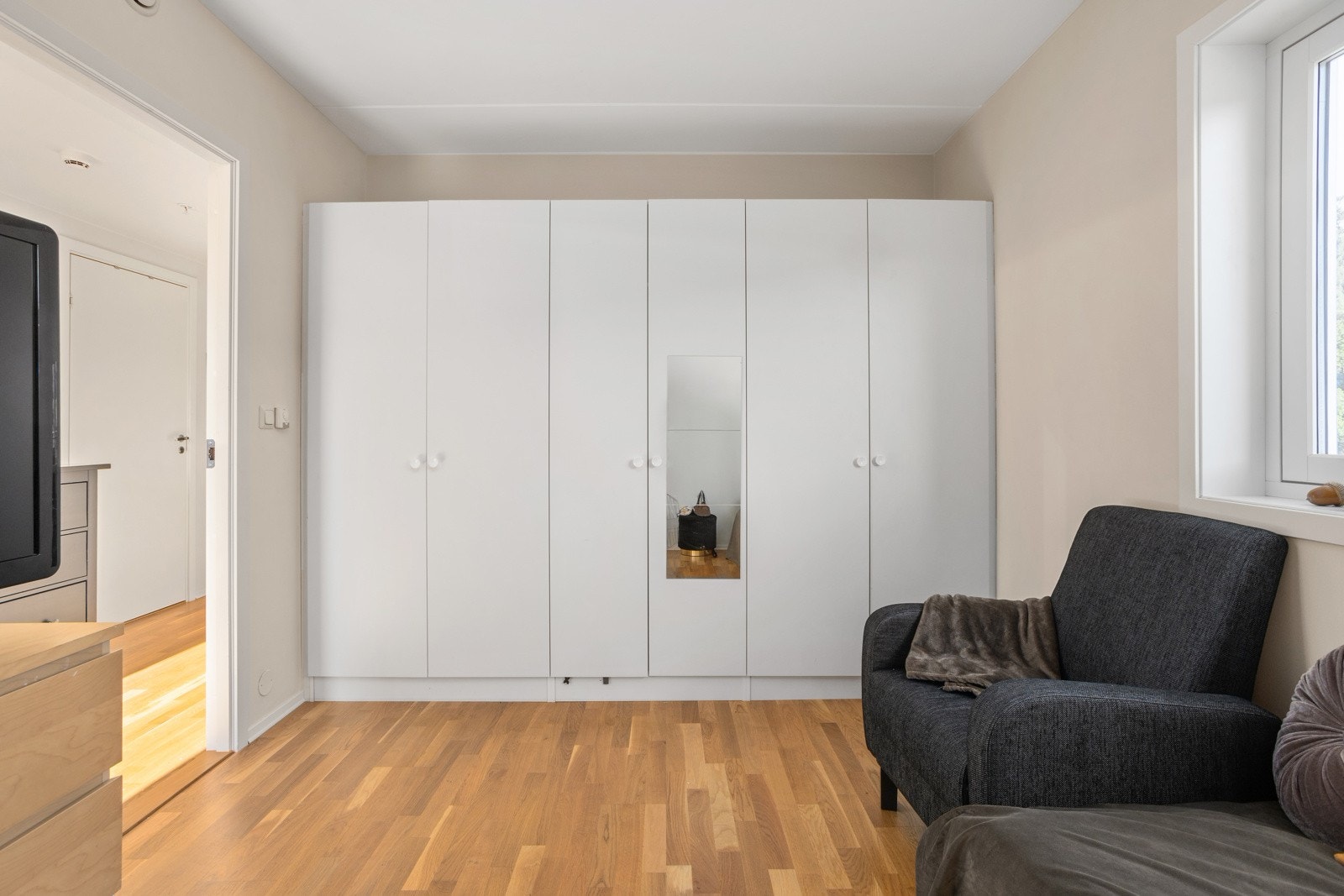 Garderobe på hele veggen i hovedsoverom Galleribilde