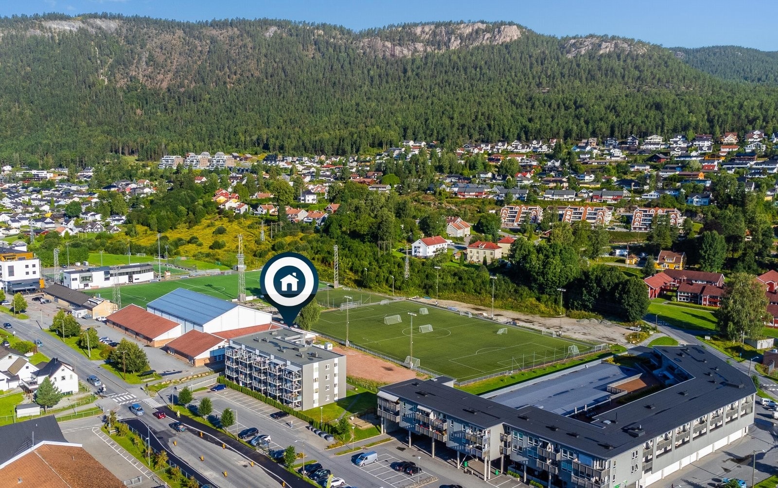 Nyere selveier toppleilighet i ende med med fin utsikt | vinduer på hele 3 sider gjør den ekstra lys og luftig Galleribilde