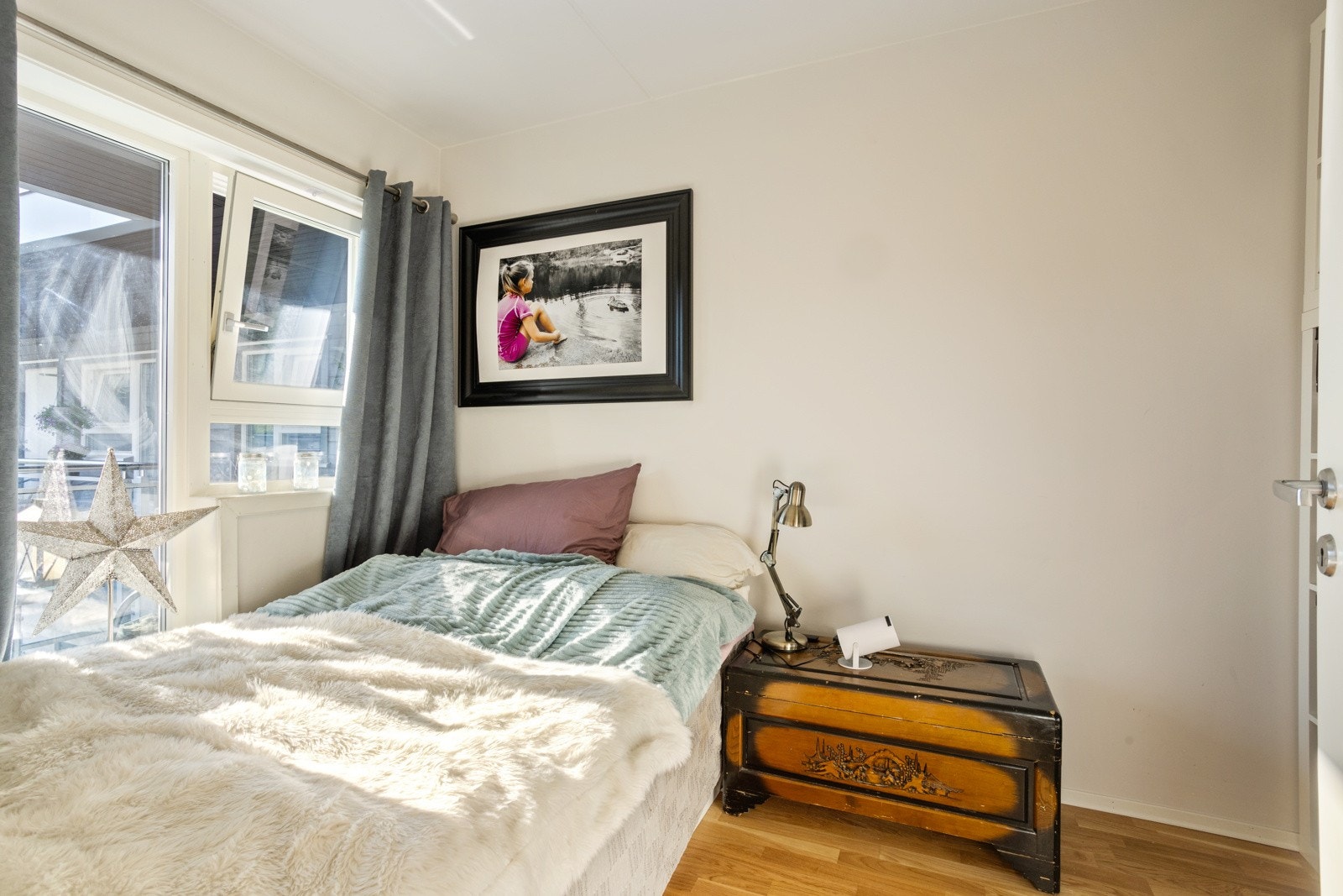 Soverom 2 har direkte adkomst til bod / walk in closet Galleribilde