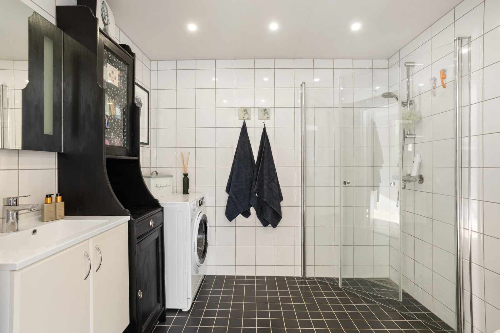 Flislagt bad/wc i tidløst, klassisk fargevalg | opplegg for vaskemaskin | varme i gulvet Galleribilde