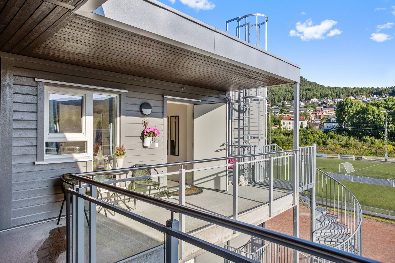 Boligen ligger i enden av svalgangen med overbygget inngangsparti / svalgang - et hyggelig uteareal for kaffen i morgensola Galleribilde