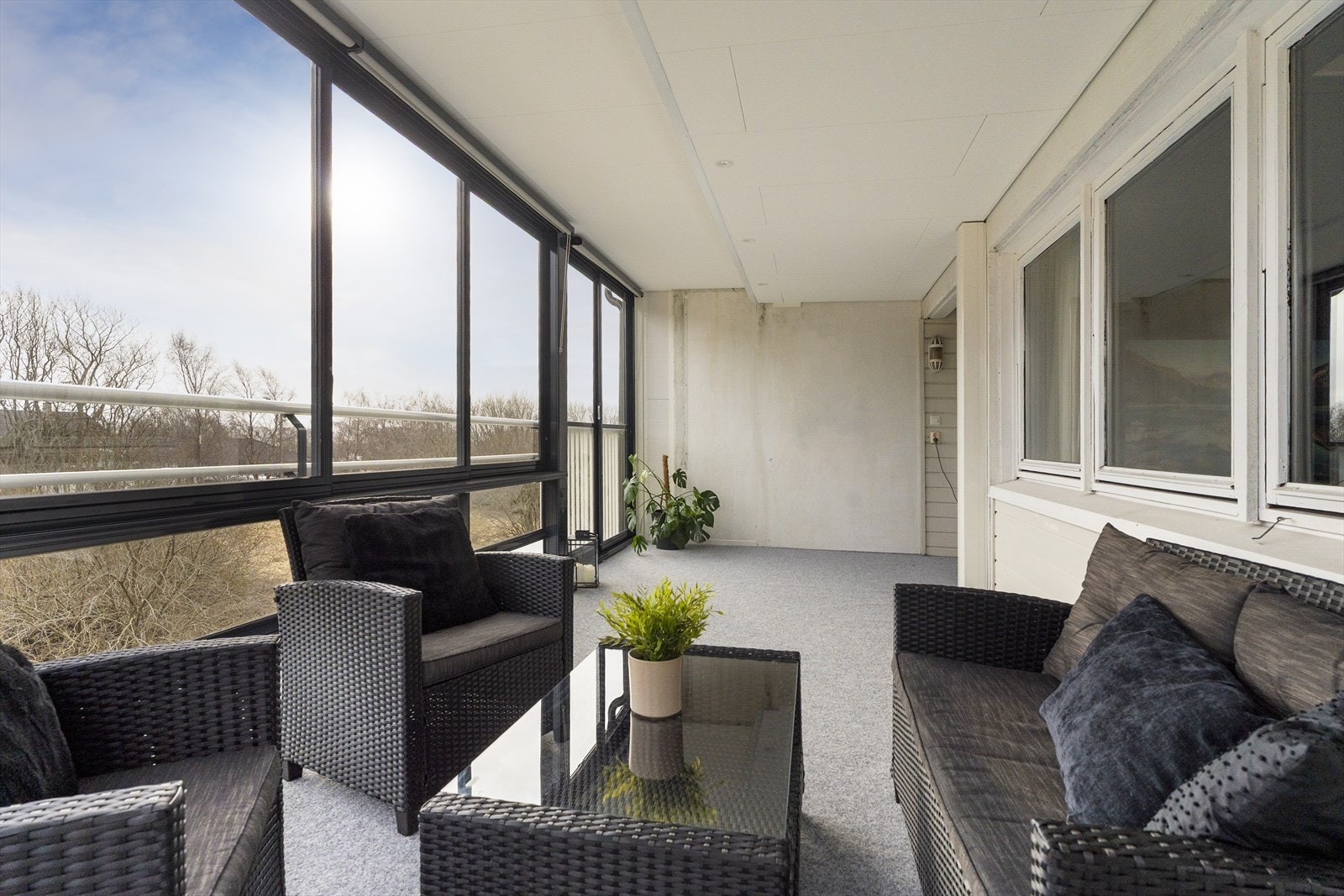 Boligen ligger høyt og fritt i byggets 4. etasje og kan blant annet skilte med meget romslig, innglasset balkong med utsyn mot frodig grøntområde/natur. Galleribilde