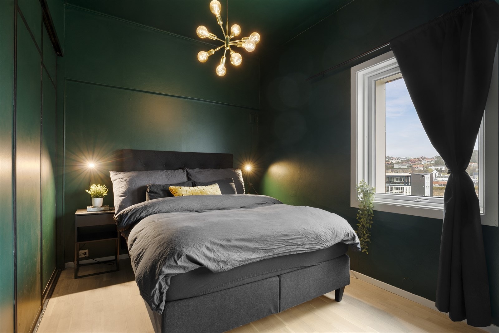 Hovedsoverommet har romslig, plassbygget skyvedørsgarderobe og god plass til dobbeltseng. Galleribilde