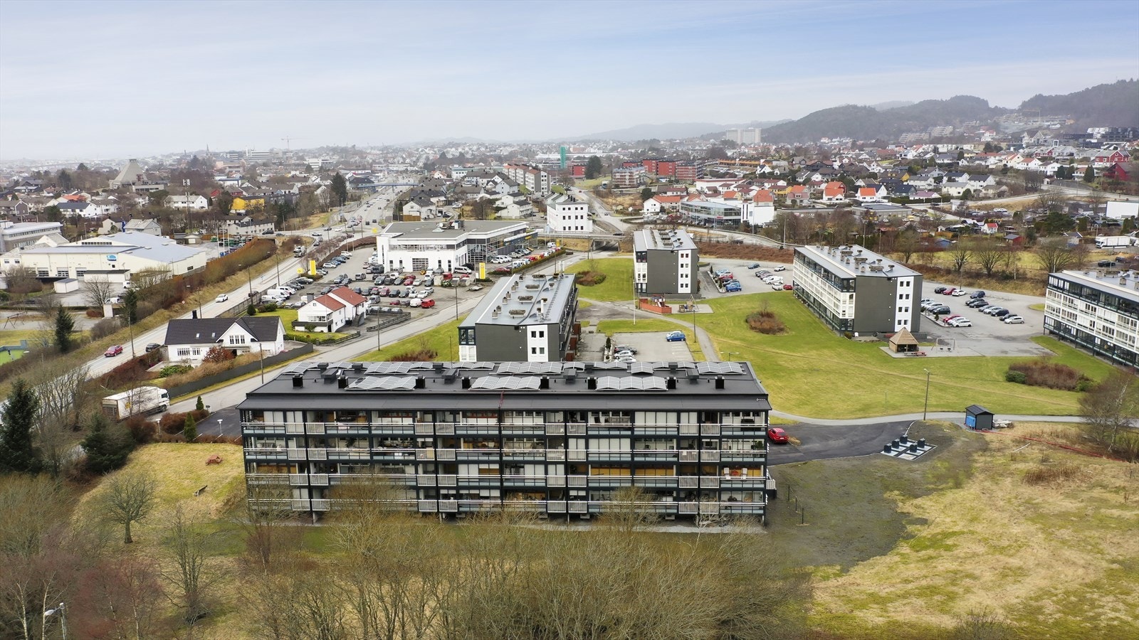 Du kan sykle ned til Haugesund sentrum på ca 8 minutter. I sentrum er det gode shoppingmuligheter, spennende butikker i gågaten, Edda kino, Festiviteten, byens kjøpesenter "Markedet". Galleribilde