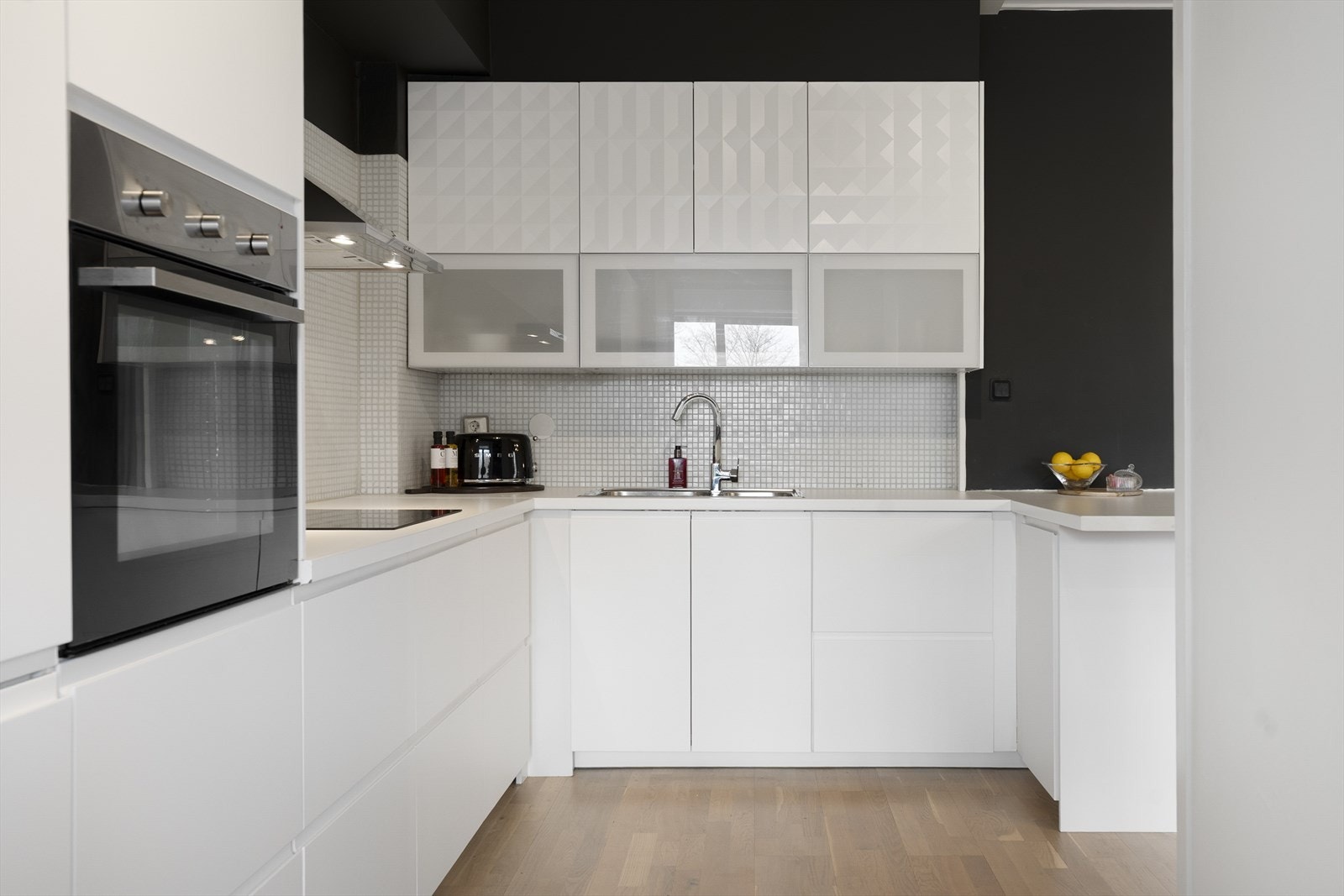 Kjøkkenavdelingen ligger i delvis åpen løsning mot stuen. Kjøkkeninnredningen er tidløs og lekker og har god oppbevarings- og arbeidsplass. Galleribilde