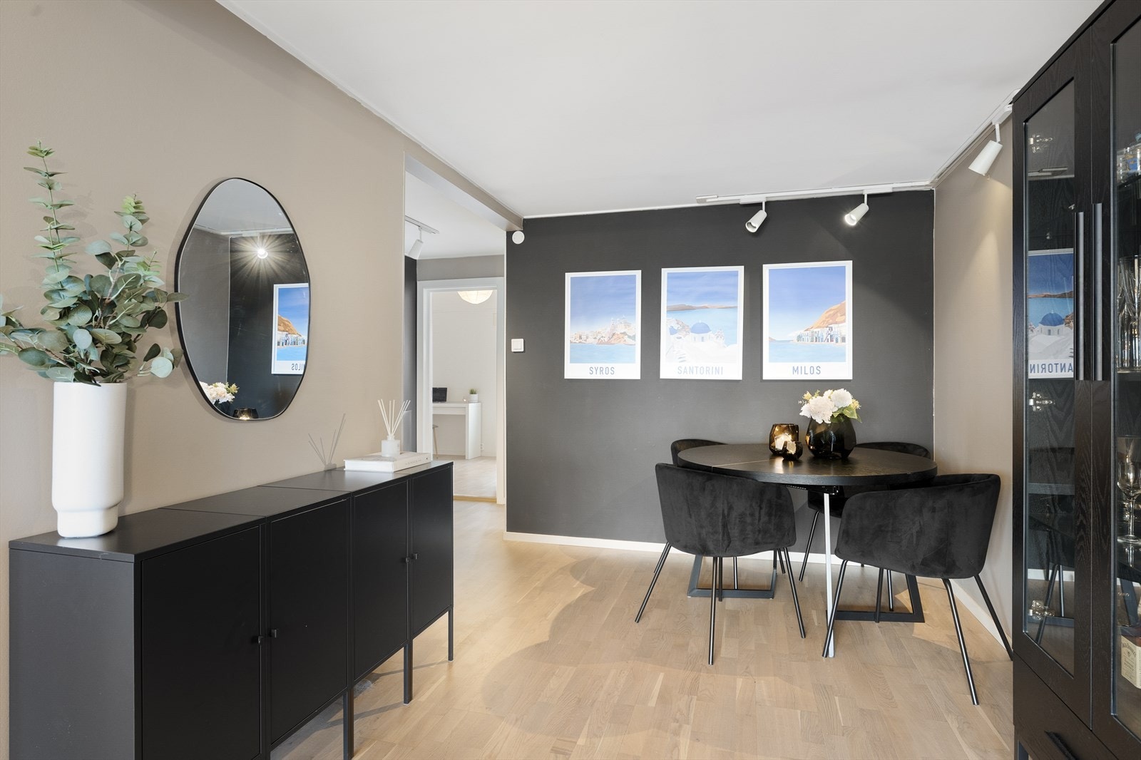 Rommet er malt i en tidsriktig fargepalett med kontrastvegger. Galleribilde