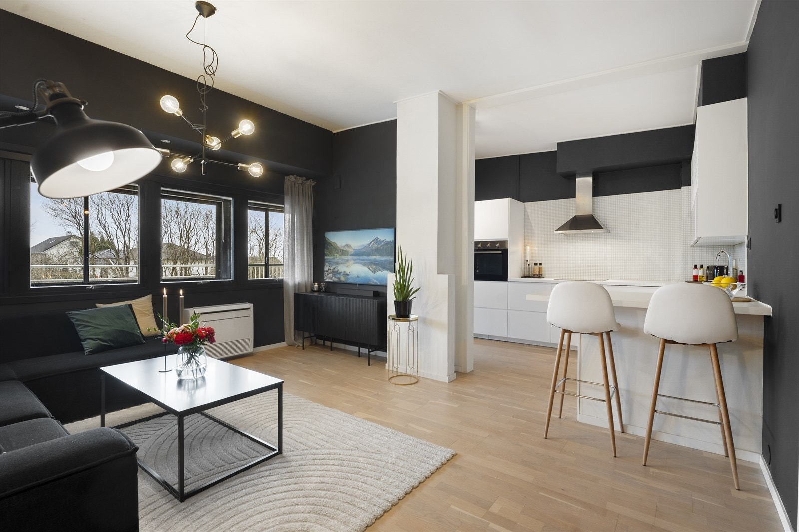 Velkommen til Diktervegen 15D - En delikat og gjennomført 4-roms topp- og endeleilighet med praktisk, familievennlig planløsning. Galleribilde