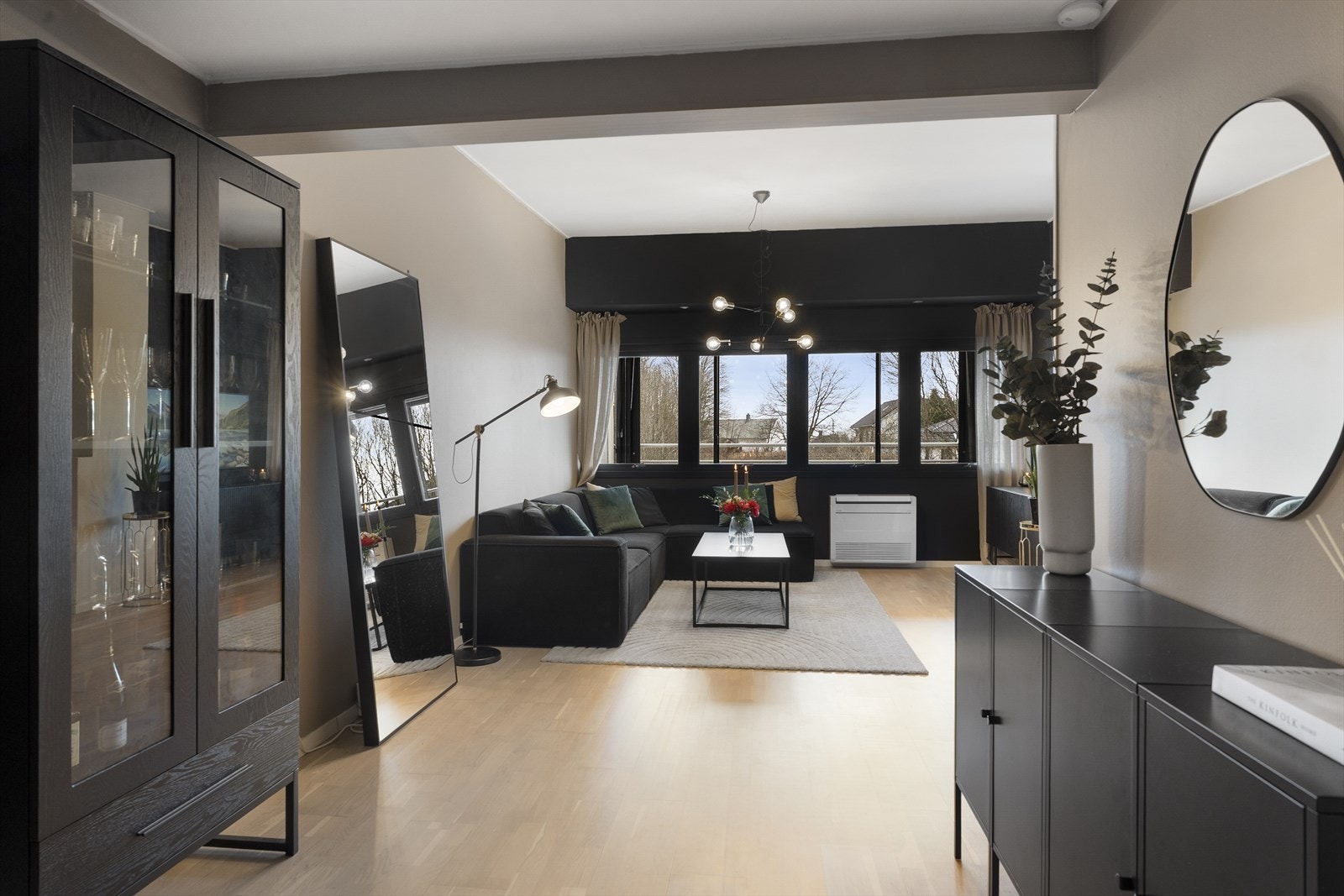 Stue og kjøkken i delvis åpen løsning skaper en romslig og sosial arena. Galleribilde