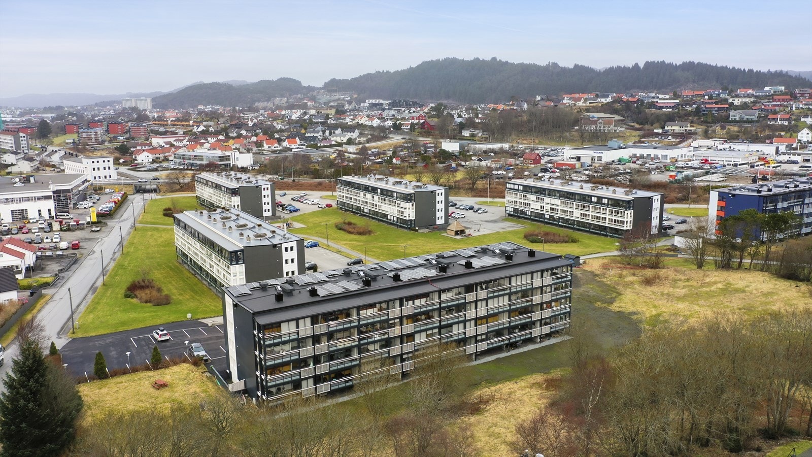 Det er kort gang- eller kjøreavstand til det aller meste, herunder dagligvareforretninger, barnehager, skoler, treningssentre, Haugarhallen, Sakkastadbanen, sentrumsfasiliteter, Norheim/Oasen, Raglamyr og offentlig transport. Galleribilde