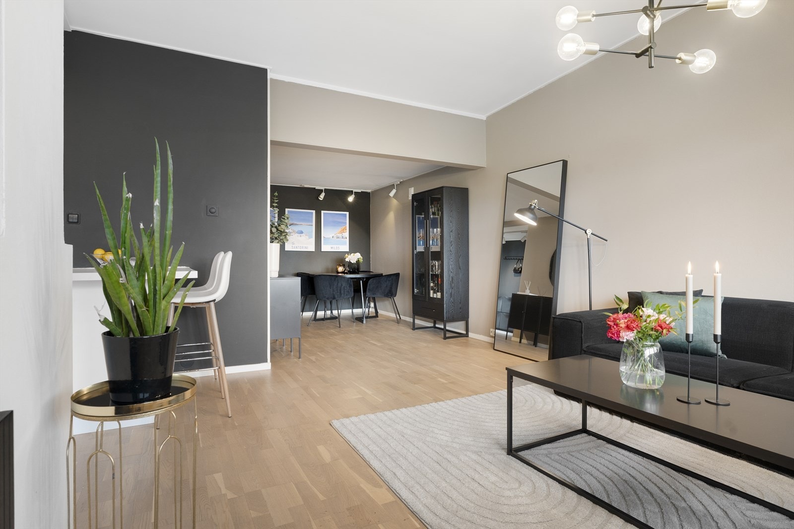 Stuen har flere innredningsmuligheter og god plass til både sofa og spisegruppe. Galleribilde