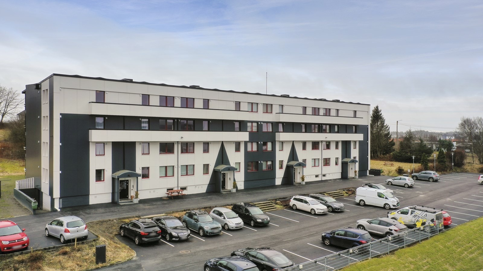 Borettslaget har felles parkeringsareal (førstemann til mølla-prinsippet) hvor det er satt opp 10 ladestasjoner. Galleribilde