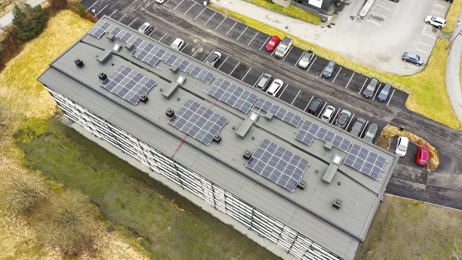 Bygget har solcellepanel. Galleribilde