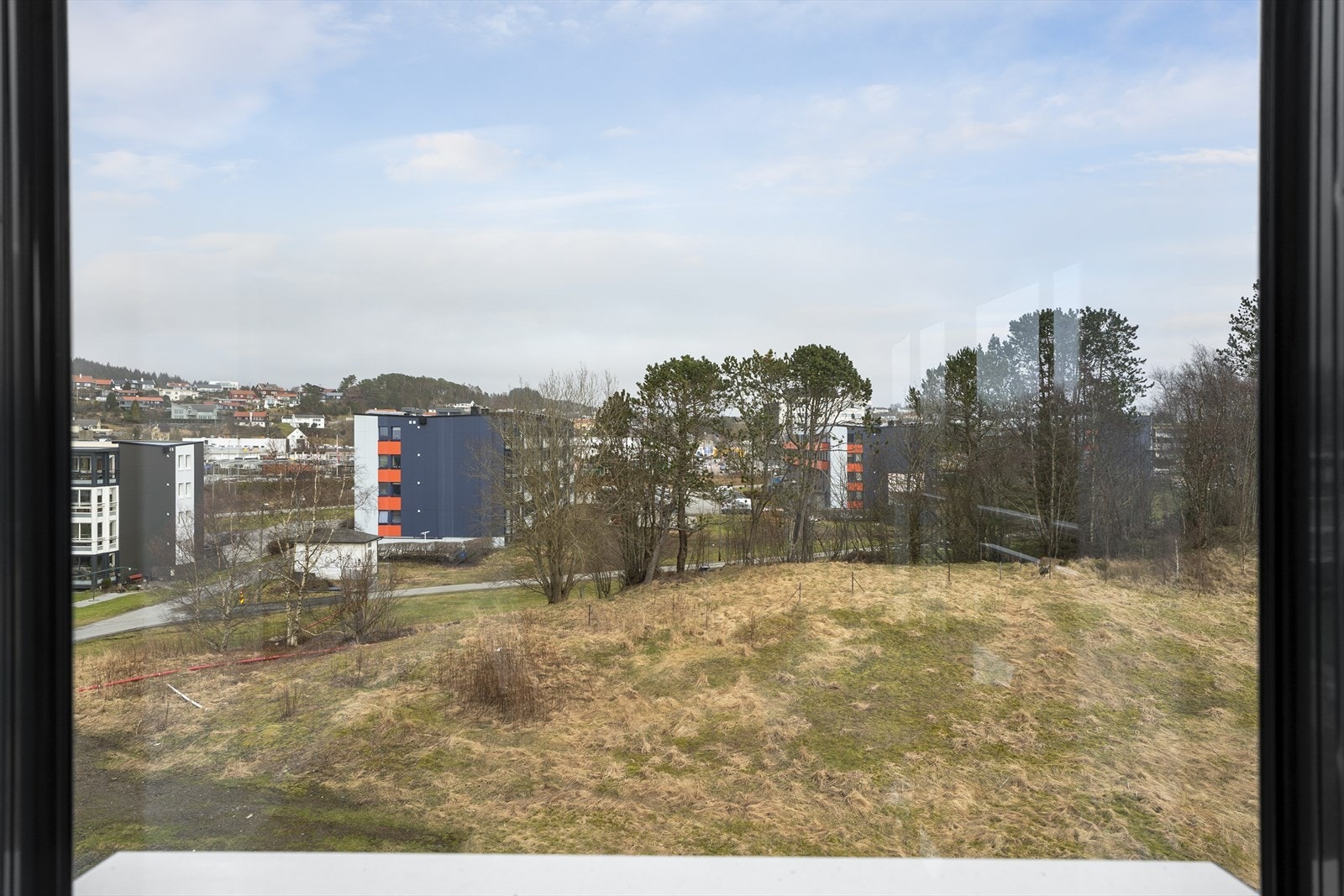 På varme dager kan dere flytte måltidene til balkongen og nyte maten med det nydelige grøntområdet i kulissene. Galleribilde