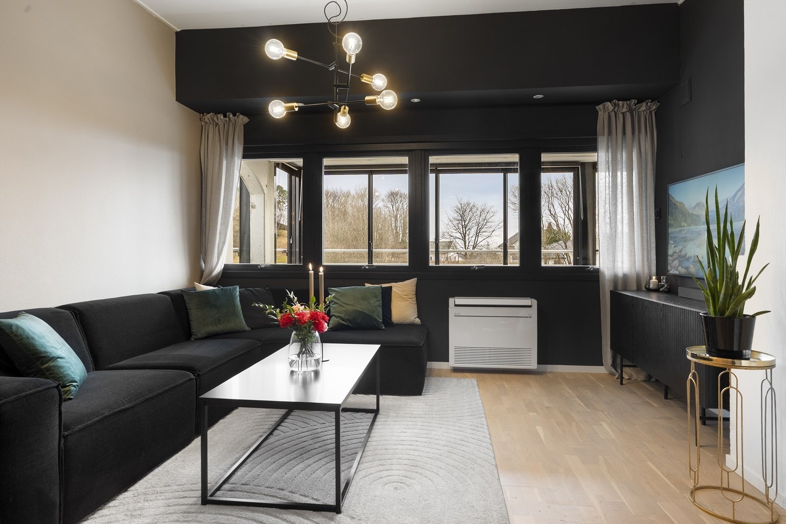 Rause vindusflater gir godt med naturlig lys. Galleribilde