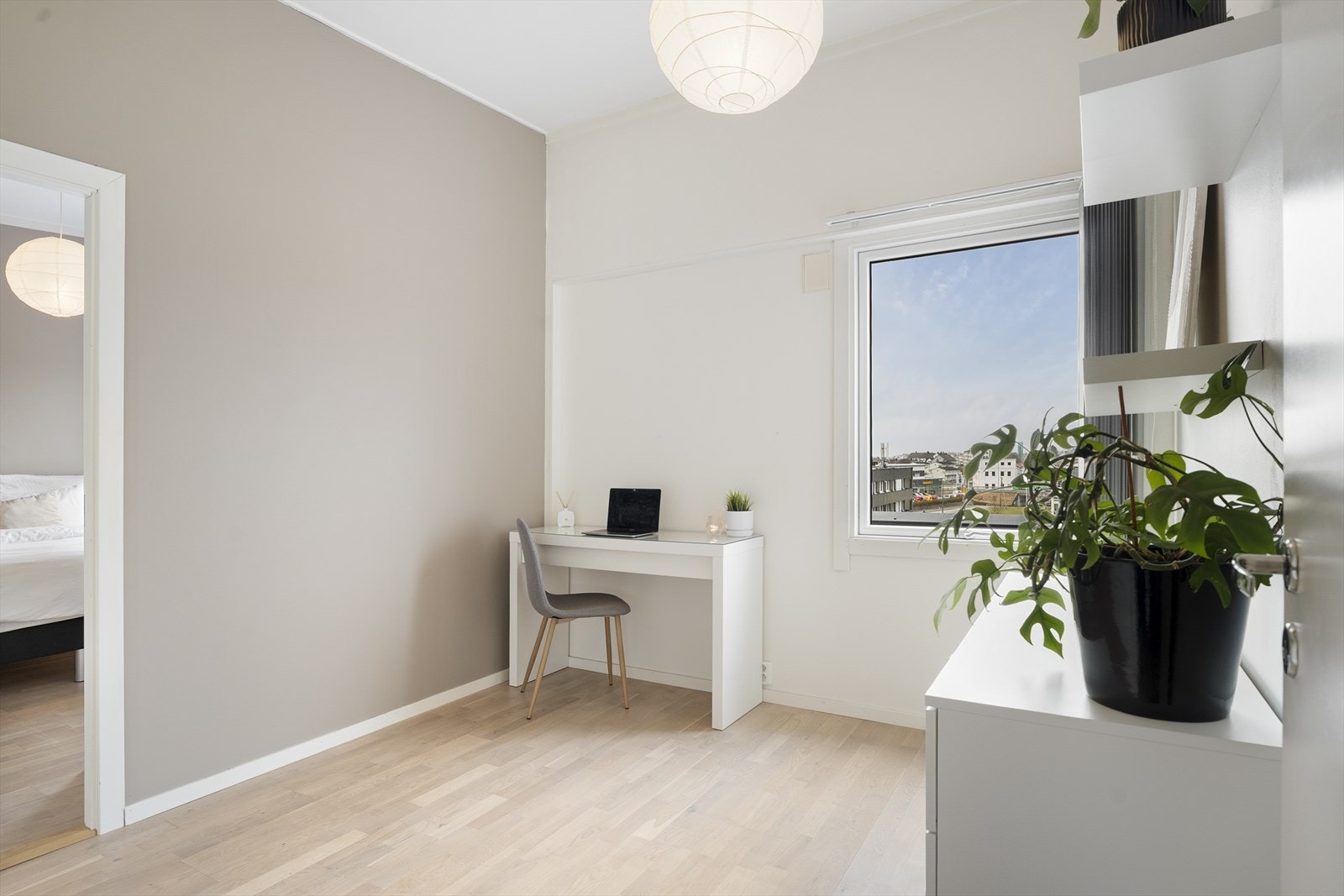 Soverom nr. 2 er pt innredet som kontor. Galleribilde