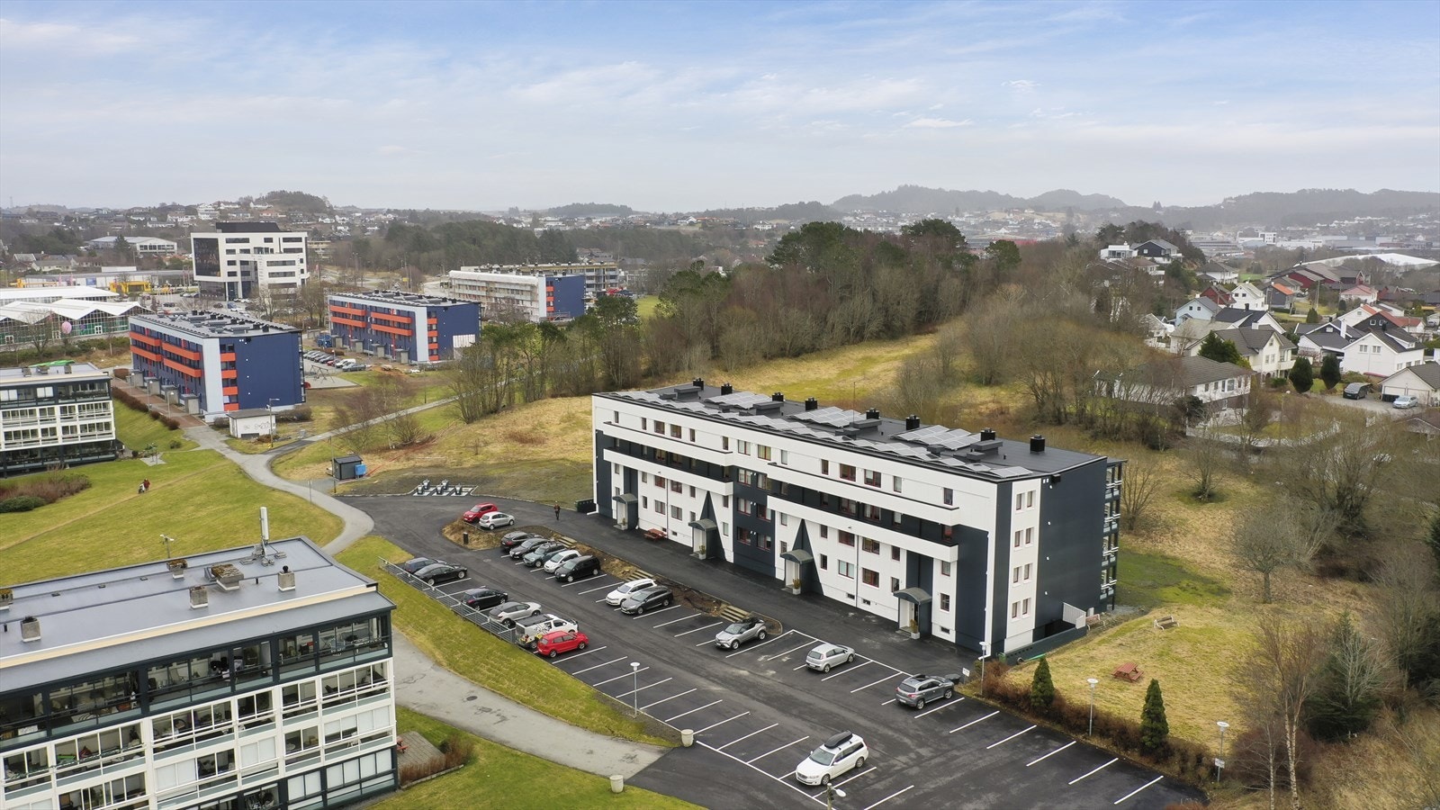 Meget hyggelig og barnevennlig nabolag i grønne omgivelser. Galleribilde