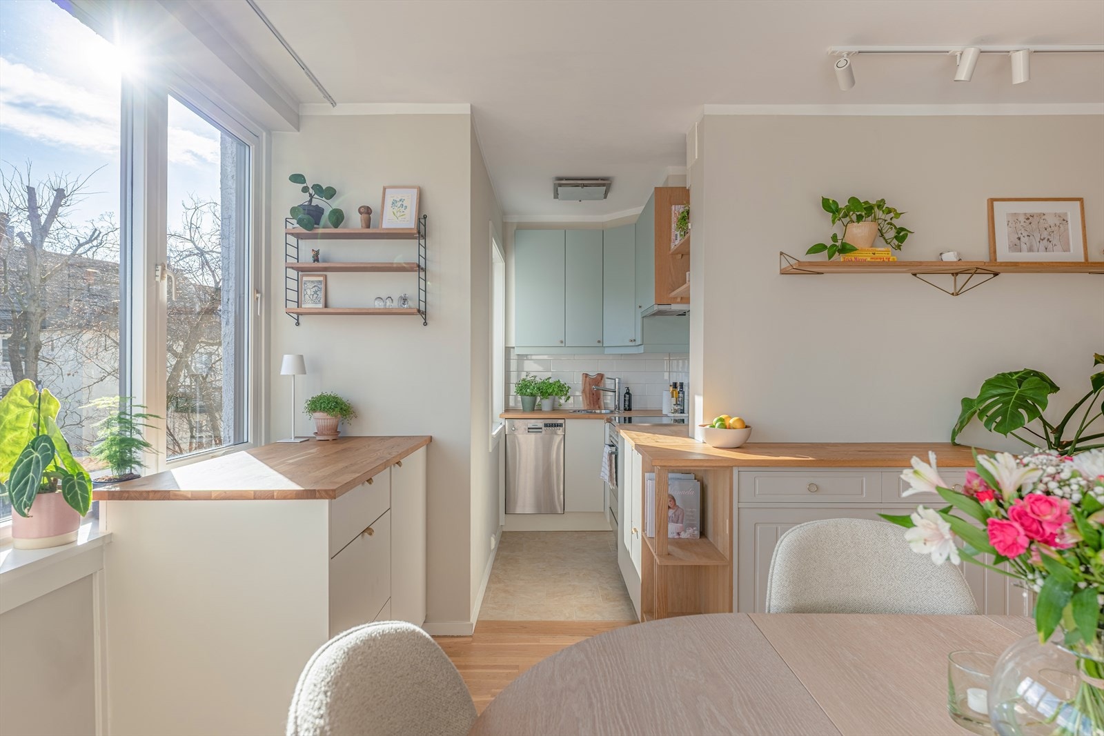 Det er svært godt med skap- og benkeplass på kjøkkenet Galleribilde