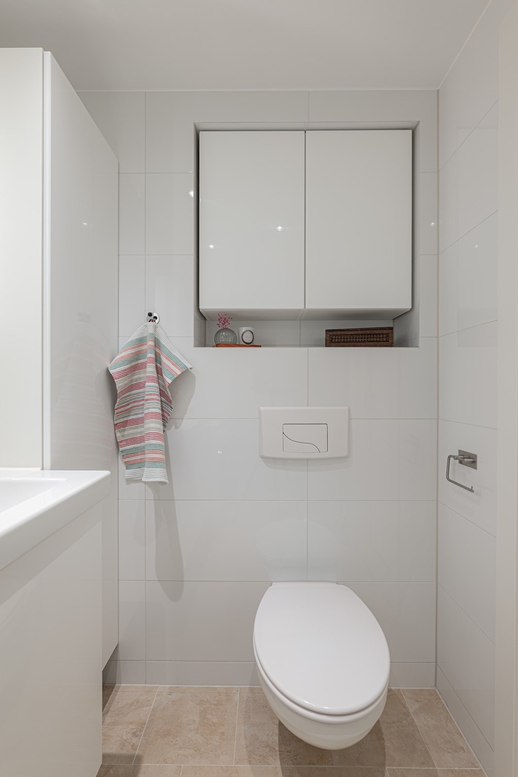 Vegghengt wc med innebygget sisterne, nisjé til ekstra oppbevaring i skap Galleribilde