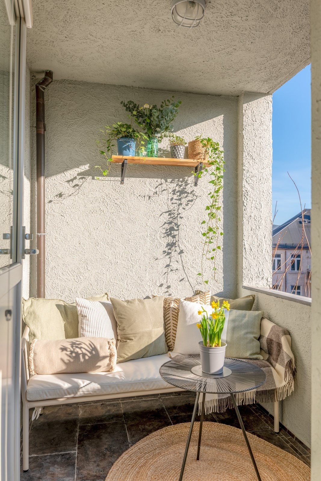 Balkongen er på ca. 3 kvm og er en herlig forlengelse av stuen Galleribilde