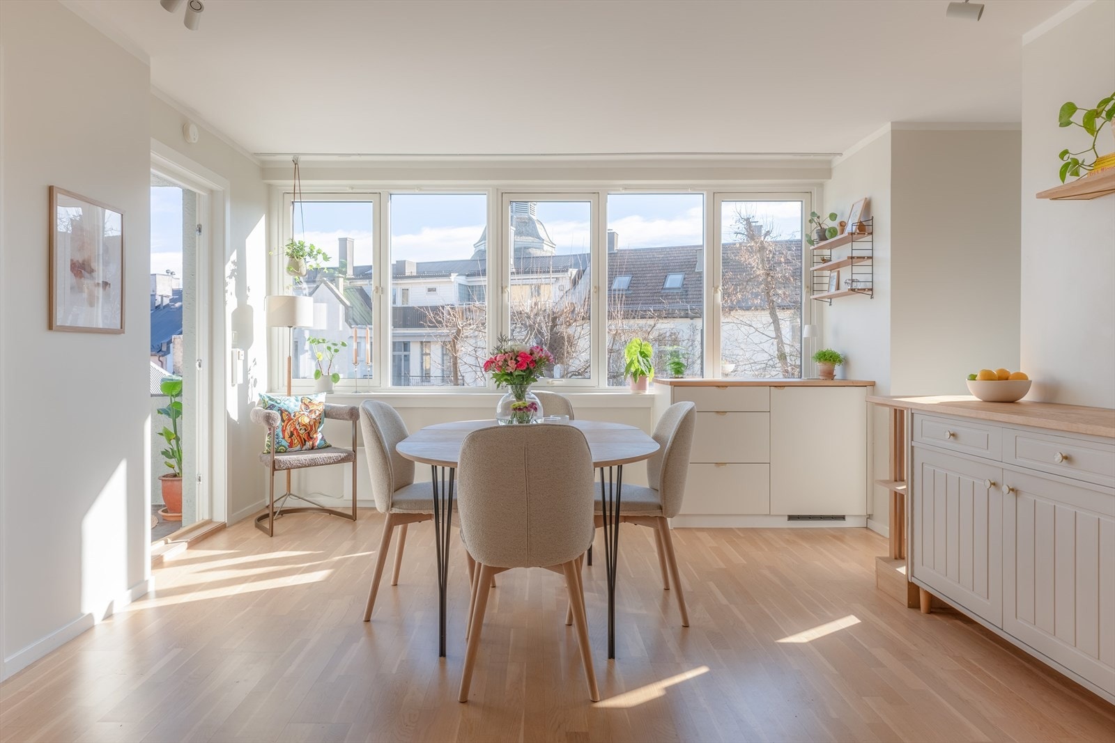 Boligen ligger skjermet, rett ved St. Hanshaugen parken - omkranset av taktopper og trær Galleribilde