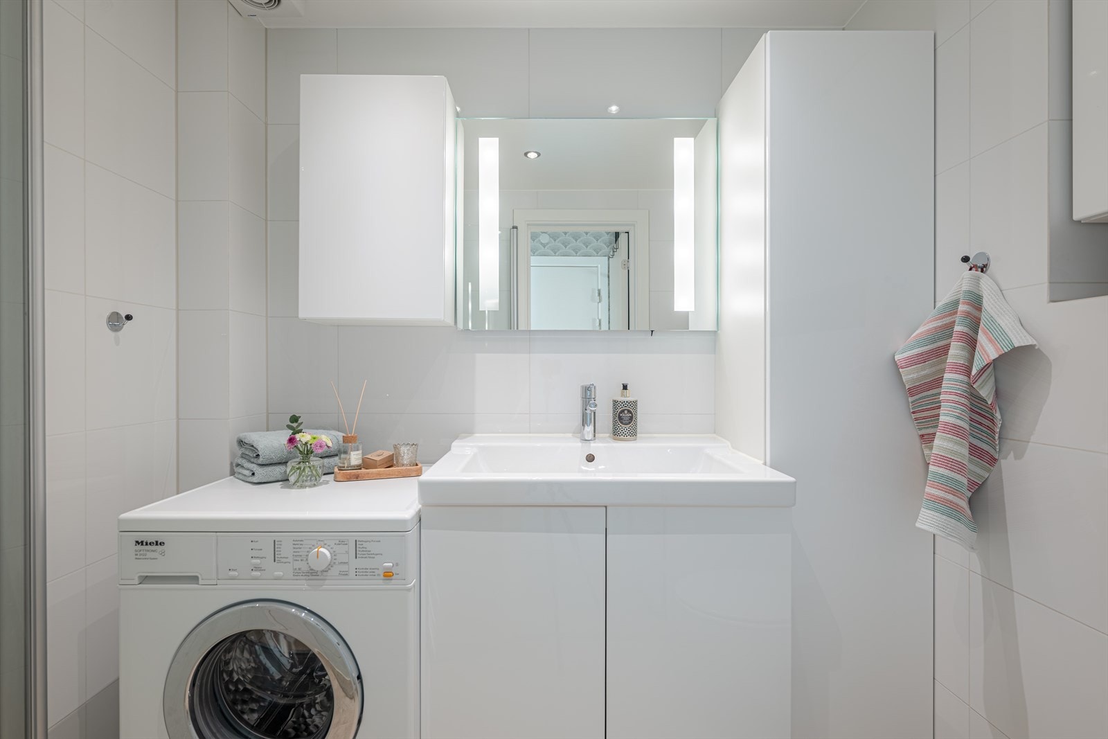 Lyst baderom med varmekabler i gulv, downlights i himling og godt med skapplass. Badet ble modernisert i 2010, eldre sluk Galleribilde