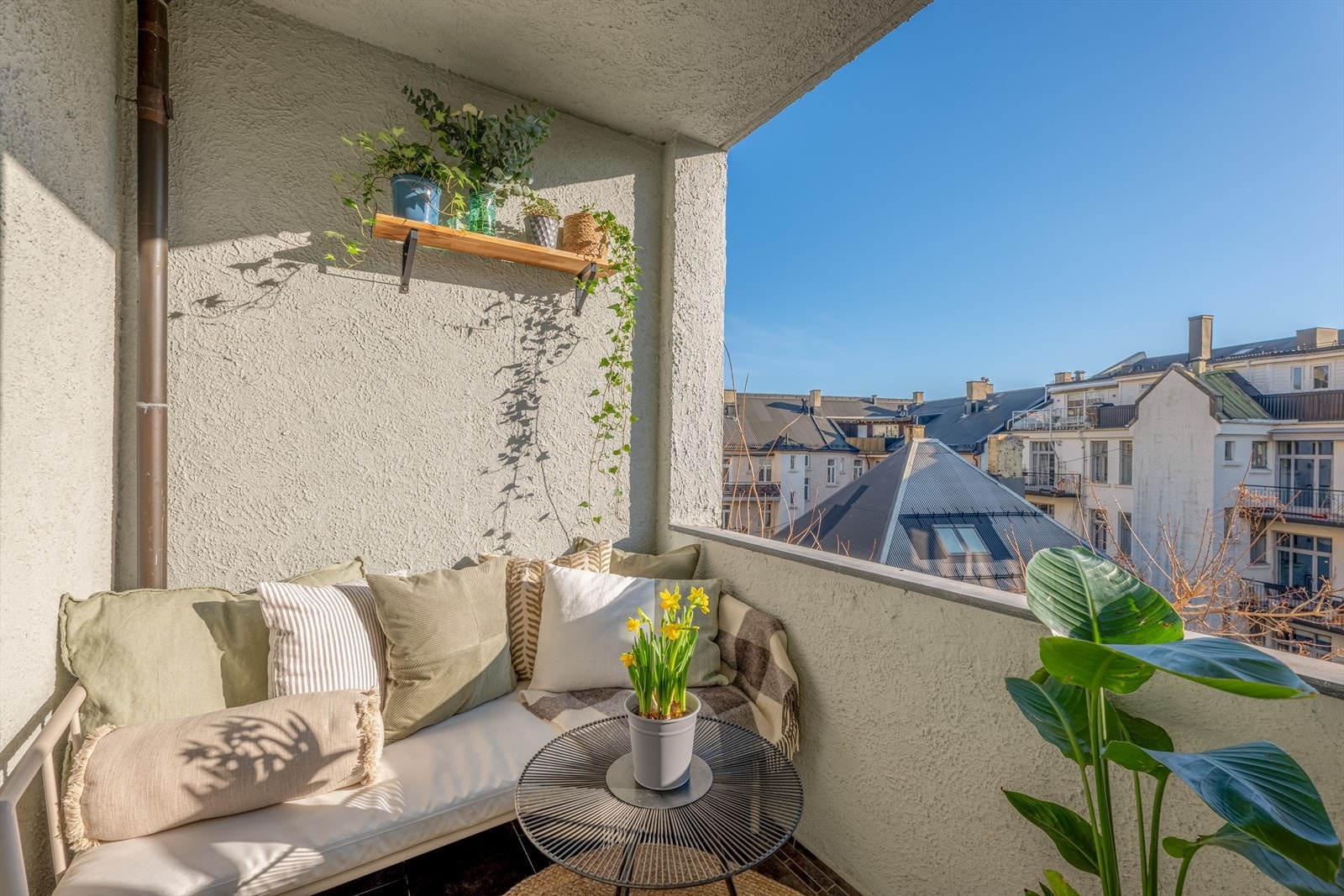 Det er plass til en hyggelig sittegruppe på balkongen Galleribilde