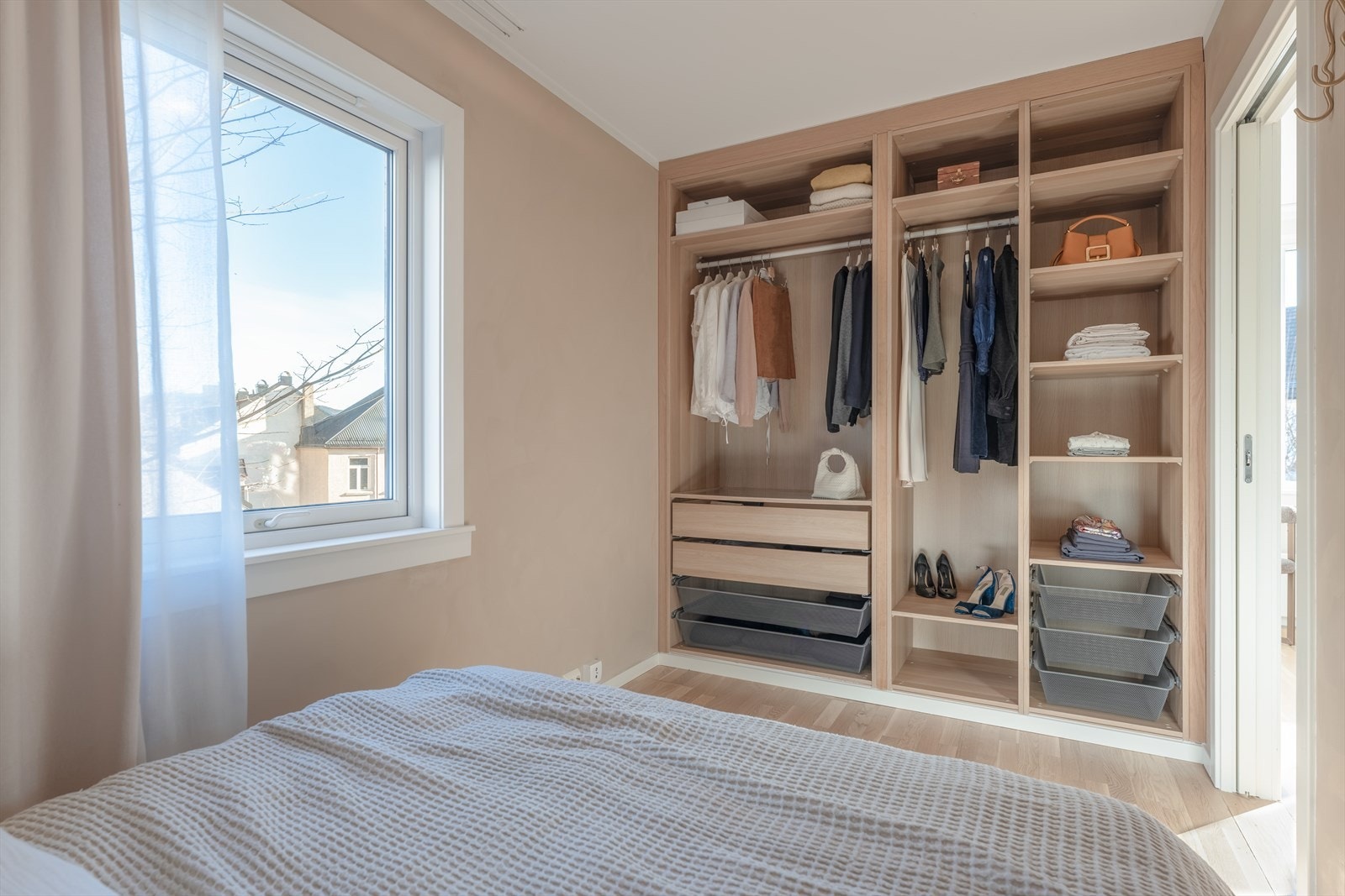 Stor garderobeløsning på soverommet Galleribilde