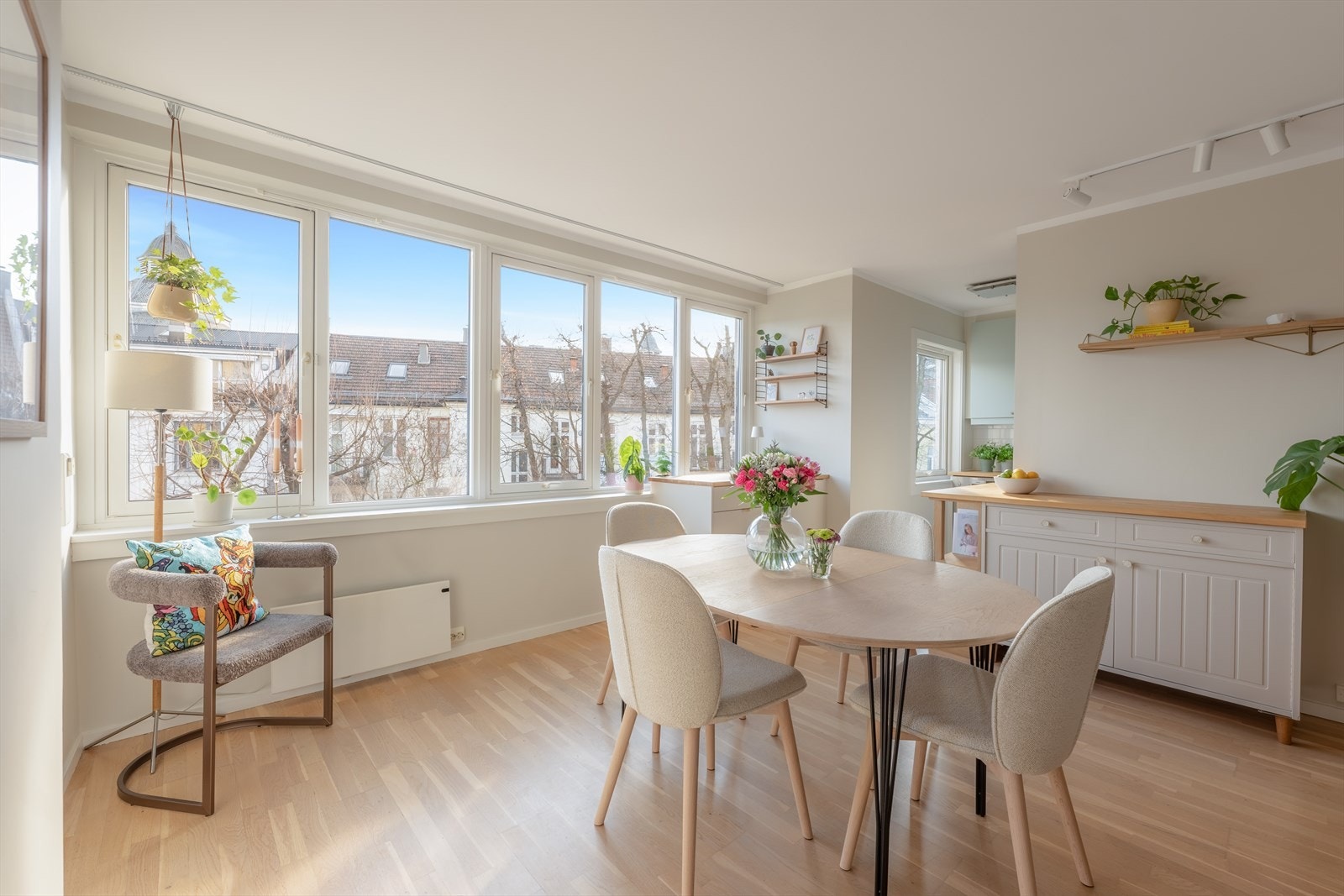 Det er god plass til spisebord, noe som danner ett naturlig skille mellom kjøkken og stue Galleribilde