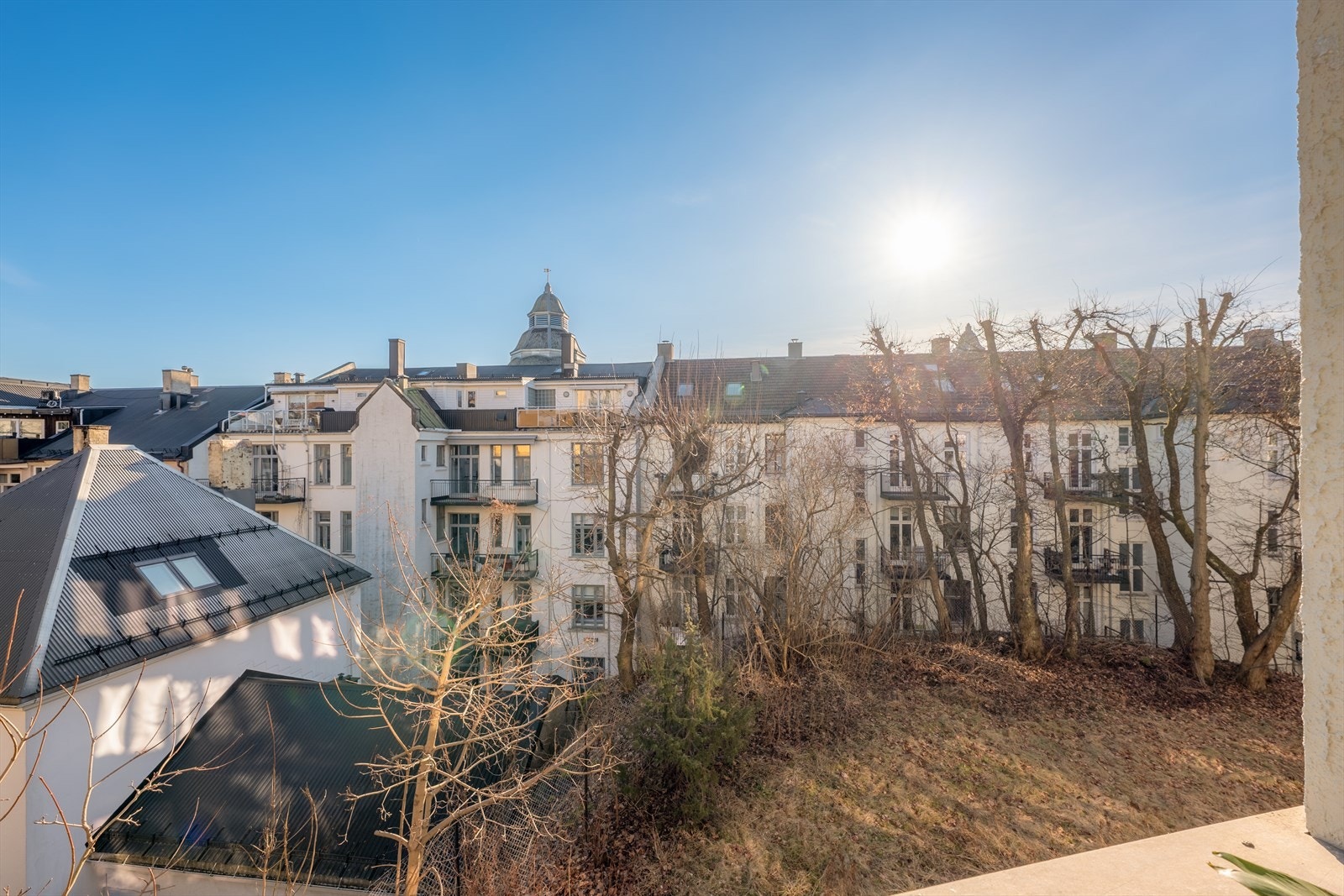 Utsikt fra balkong og stue - Skjermet fra alt av støy og by-lyd, men kun minutter å gå til "alt" Galleribilde