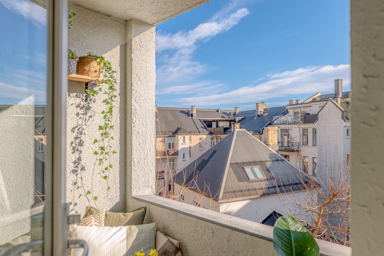 Med overbygget tak på balkongen, utvides balkongsesongen Galleribilde