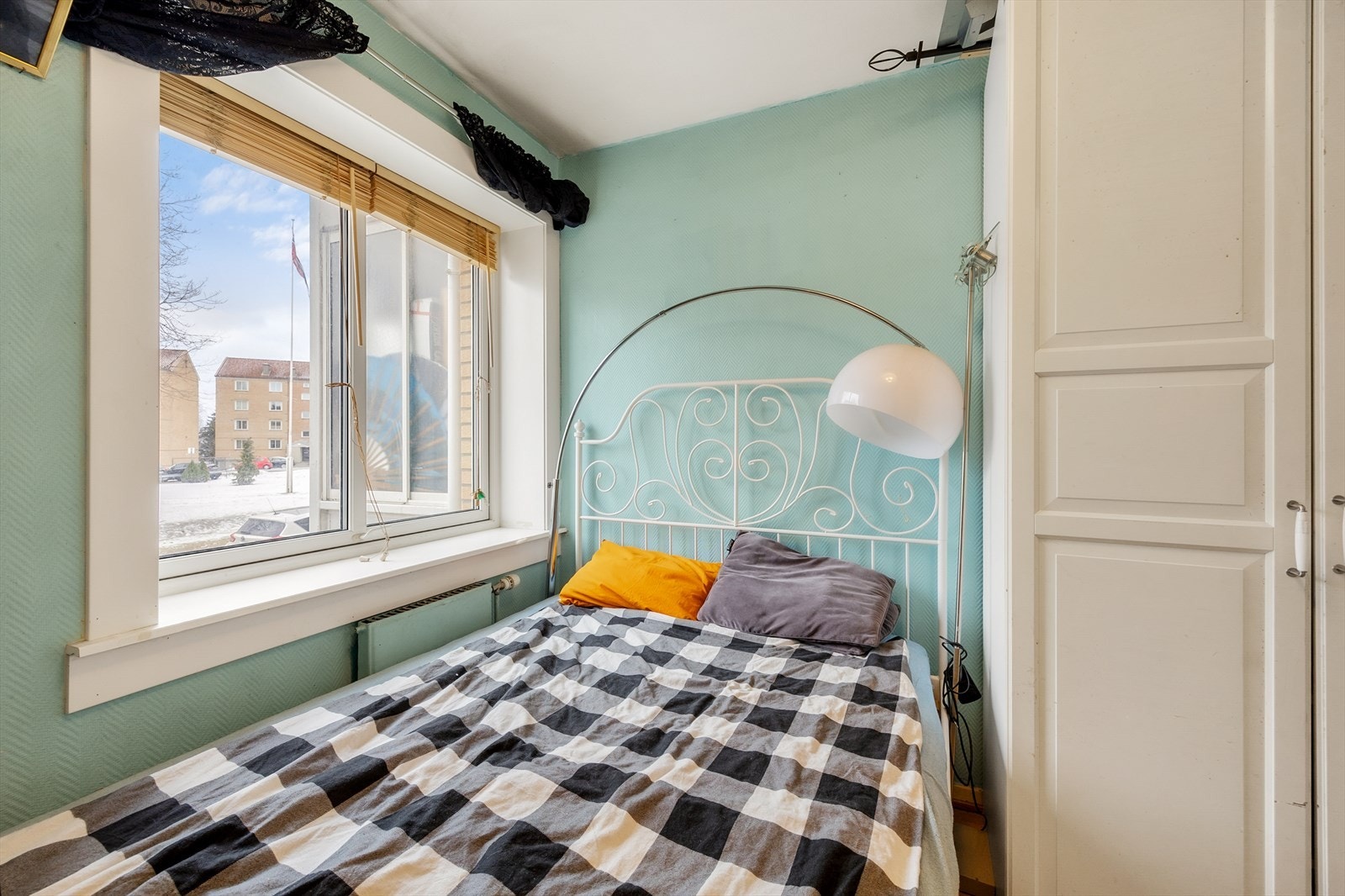 Soverom 2 med plass til dobbeltseng og garderobeskap. Galleribilde