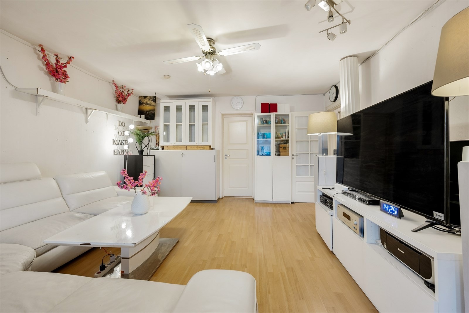 Stuen har god plass til stor sofagruppe og mulighet for liten spisegruppe. Galleribilde