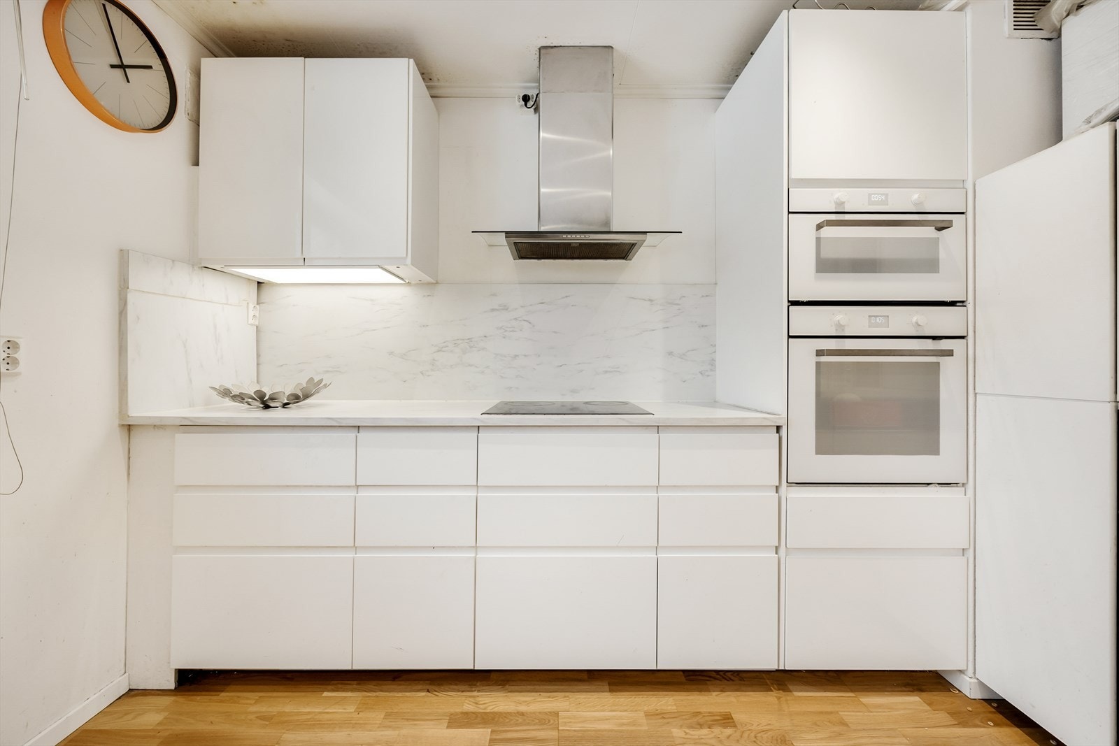 Det er rikelig med oppbevaringsmuligheter i over - og underskapene, samt gode arbeidsflater på benkeplaten. Galleribilde