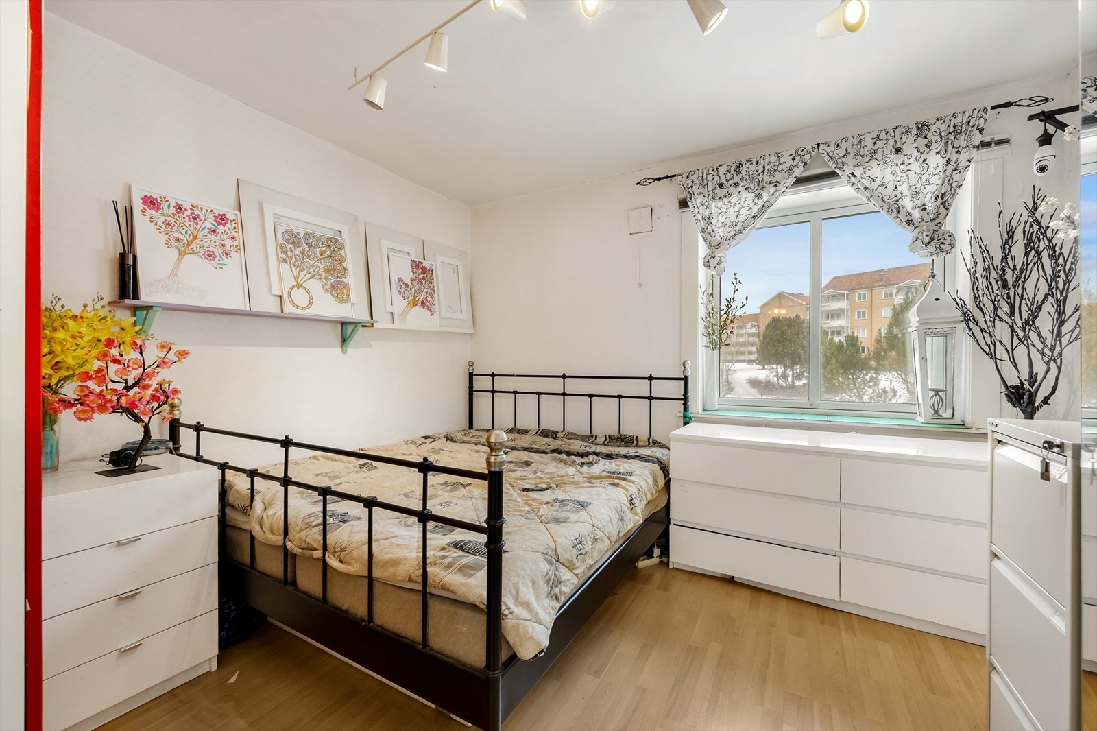 Hovedsoverom med plass til dobbeltseng, oppbevaringskommoder og skyvedørsgarderobe. Galleribilde