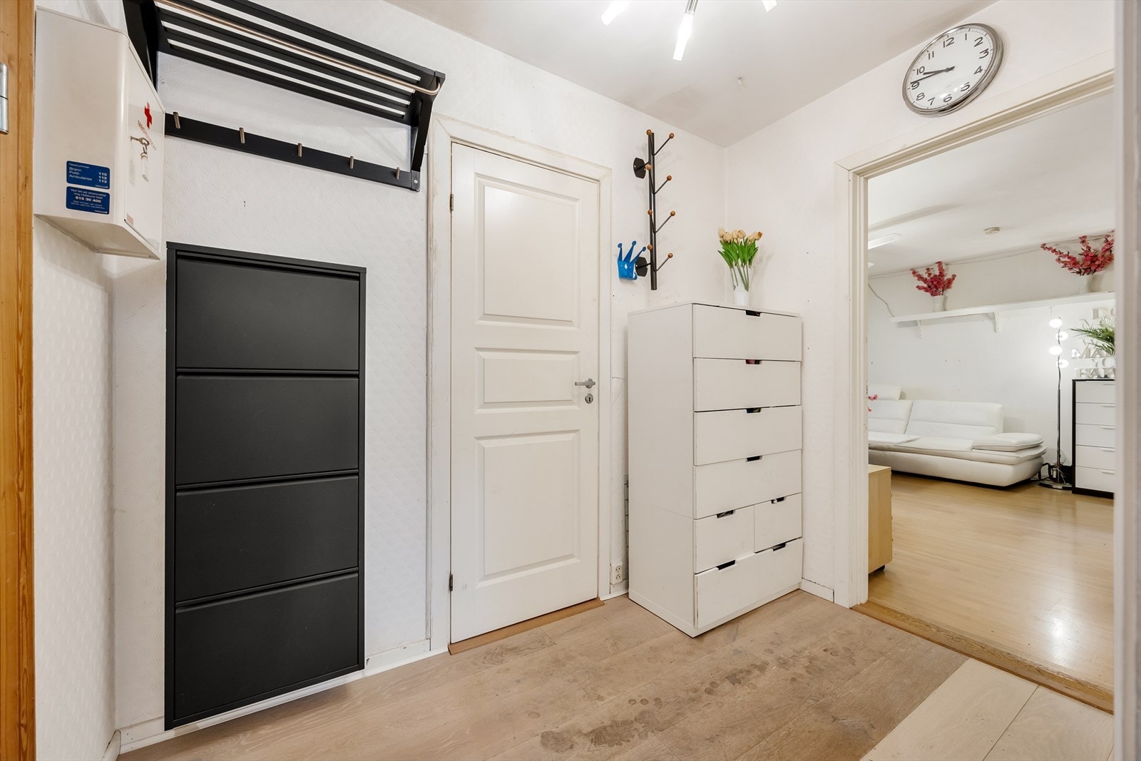 Romslig entré med praktiske oppbevaringsmuligheter. Galleribilde