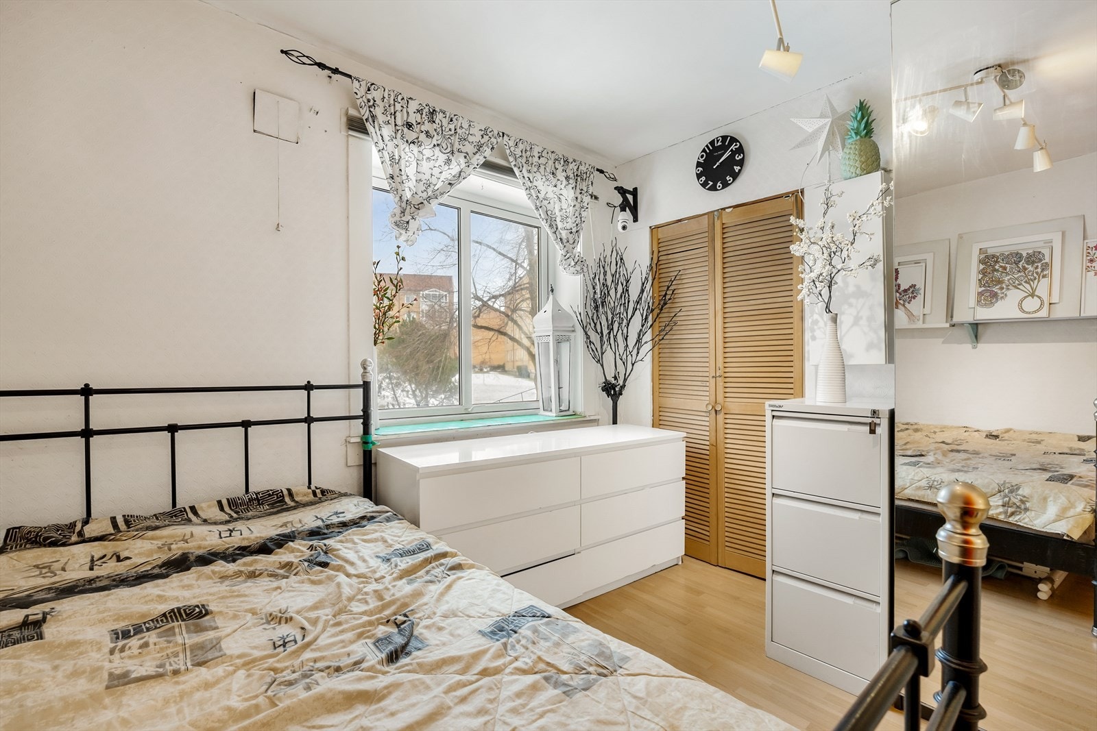 Koselig soverom med naturlig lys og garderobeskap. Galleribilde