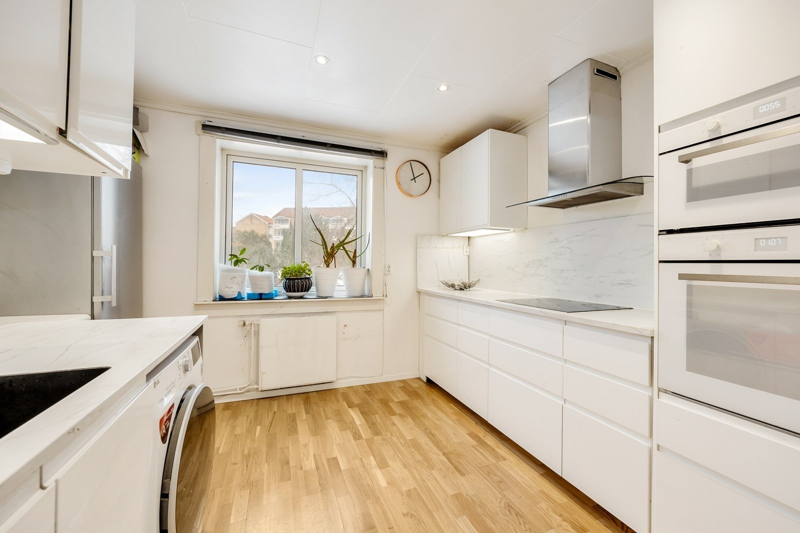 Her er det plass til en liten spisegruppe ved vinduet. Galleribilde