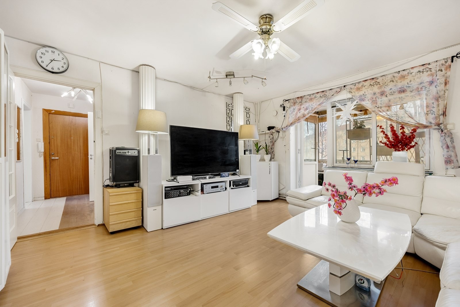 Fra stuen er det utgang til en balkong. Galleribilde