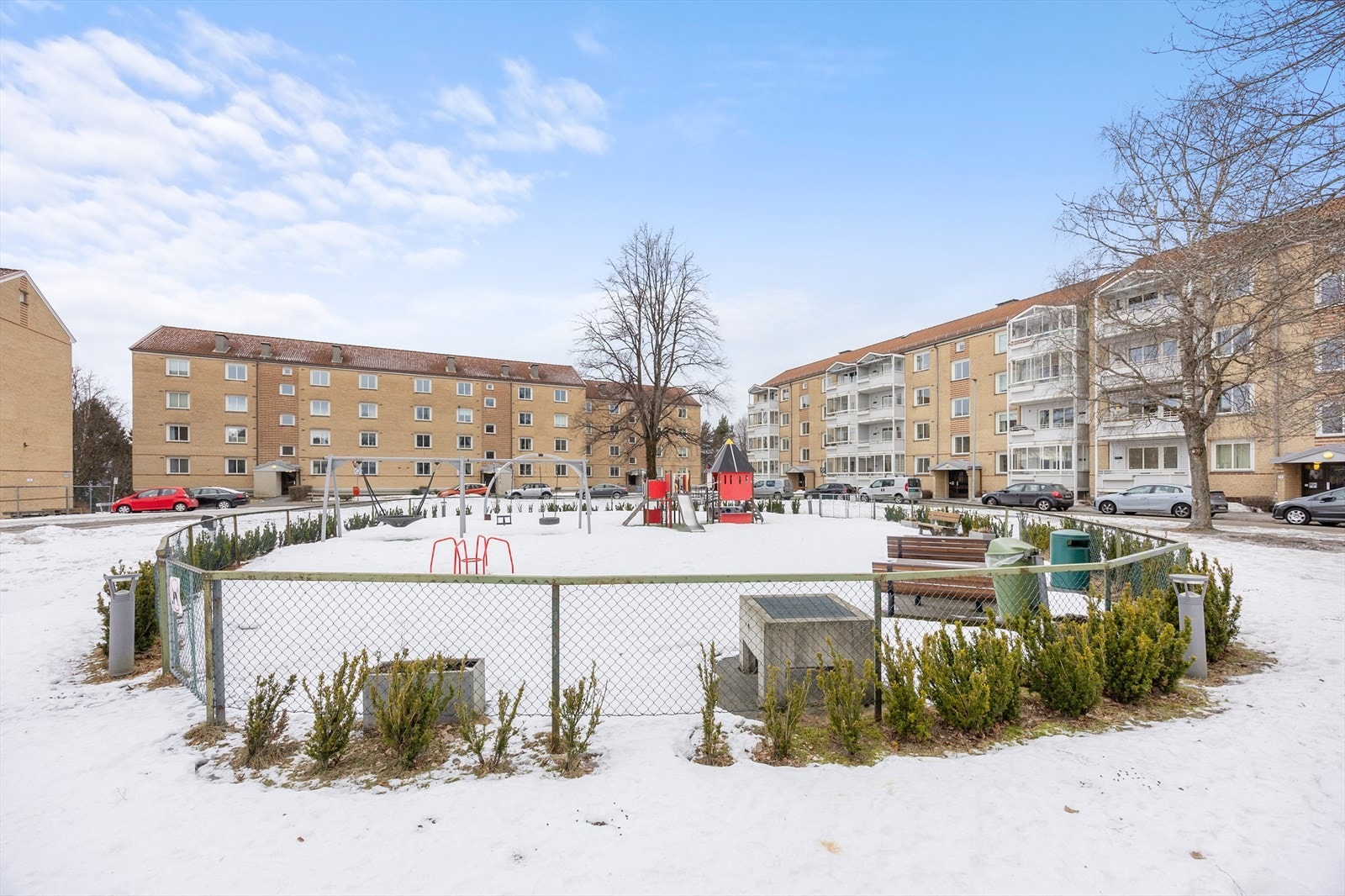 Nærhet til lekeplass og grønne områder for barnas lek. Galleribilde