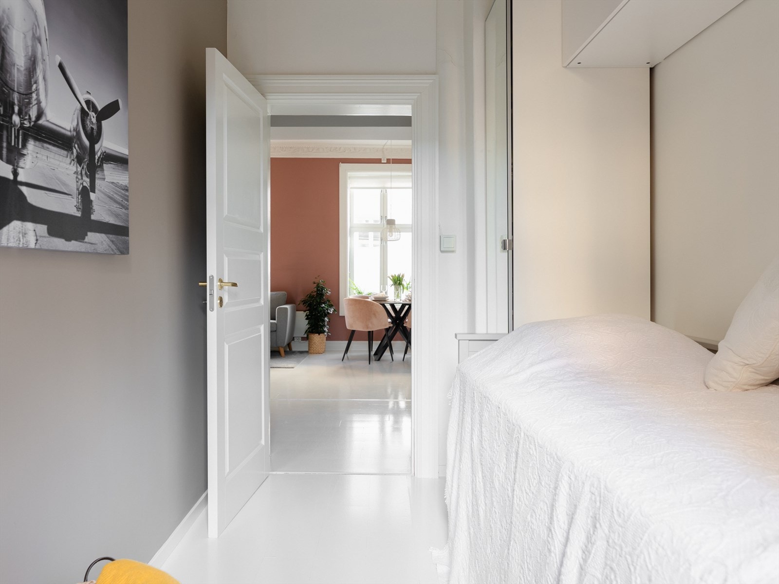 Plassbygde skapløsninger gir godt med ekstra lagringsplass. Galleribilde