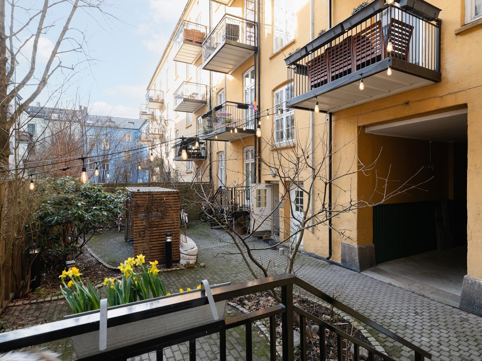 Balkongen ligger vendt ut mot rolig bakgård. Galleribilde