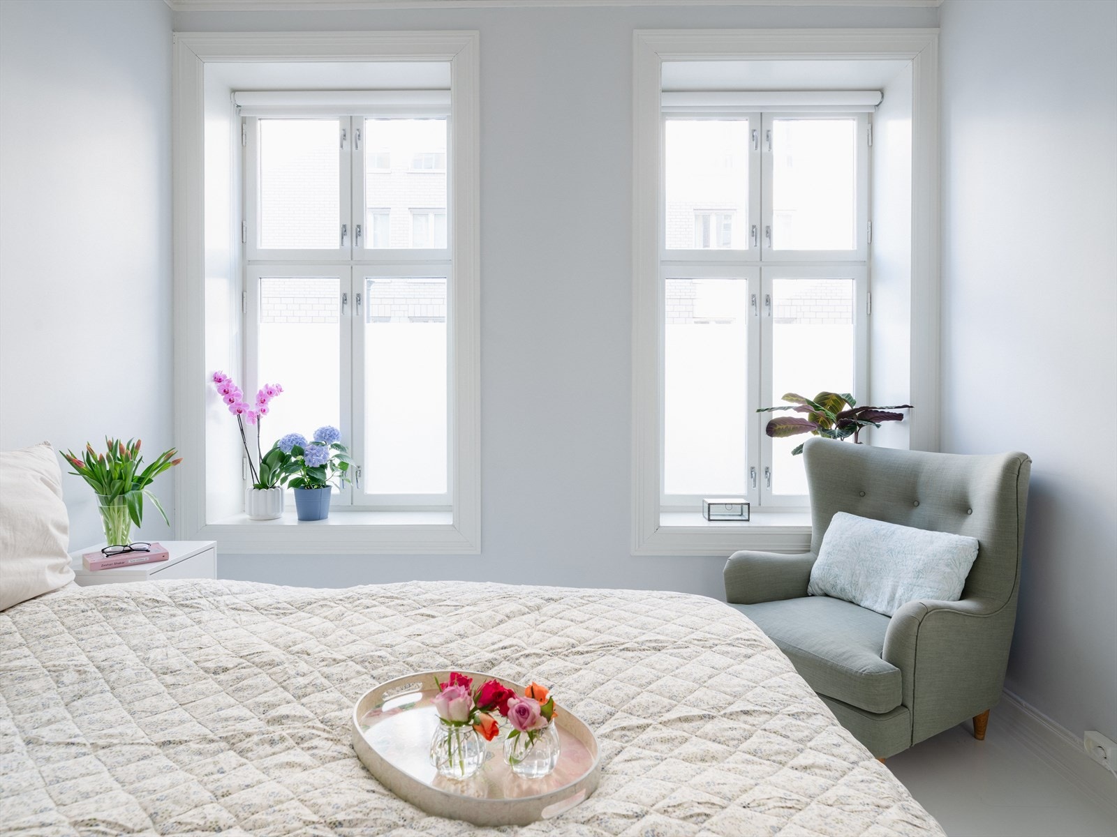 Store vindusflater gir rikelig med naturlig lysinnslipp. Galleribilde