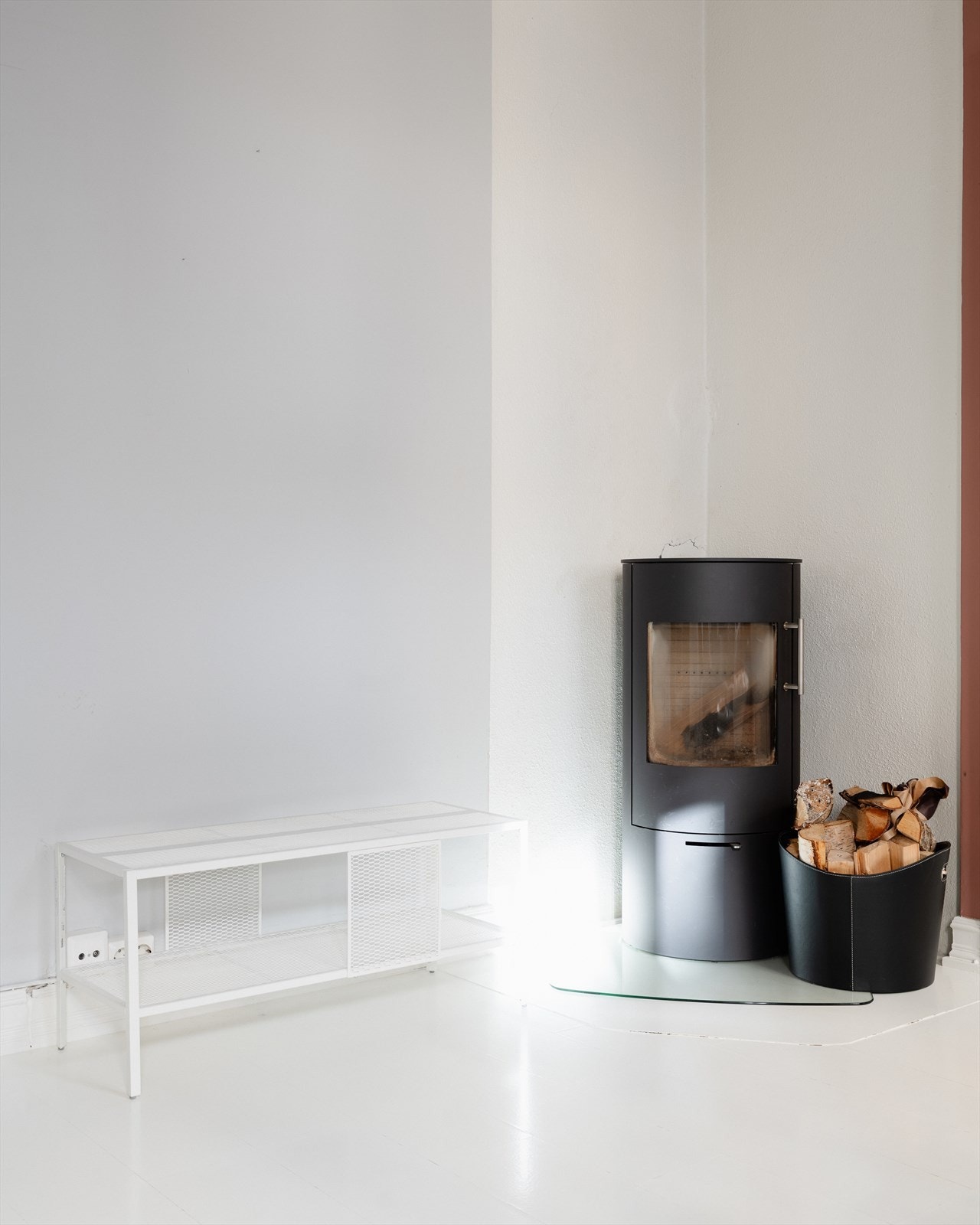 I hjørnet finner du en flott peisovn som holder deg varm når gradestokken kryper nedover. Galleribilde