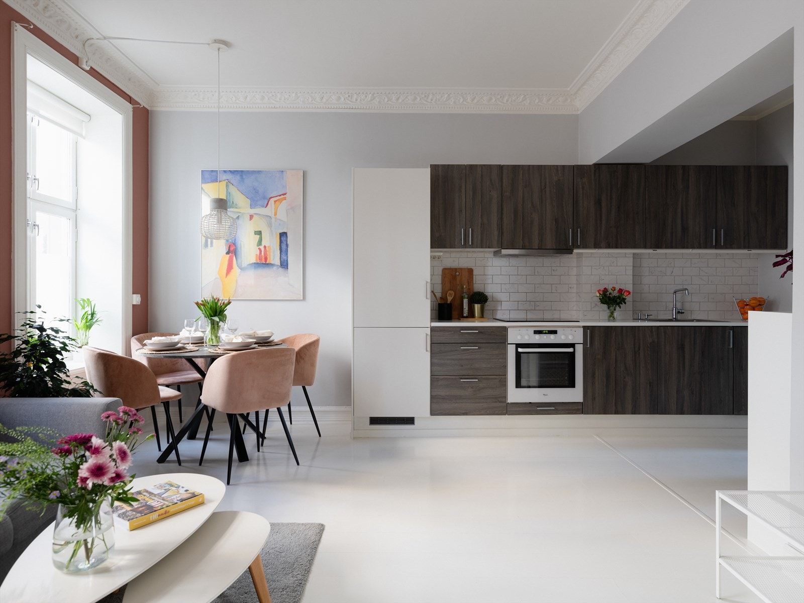 Åpen løsning mellom stue og kjøkken gir en sosial atmosfære. Galleribilde