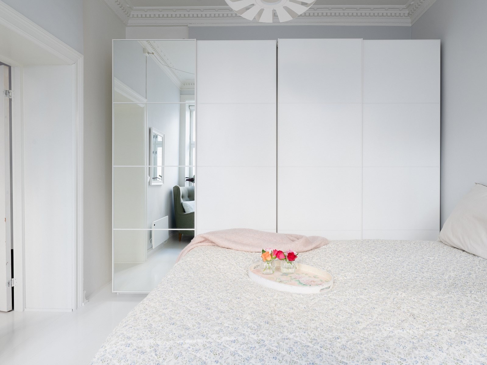 På rommet finner du også to store garderobeskap som gir rikelig med lagringsplass for klær og tilbehør. Galleribilde