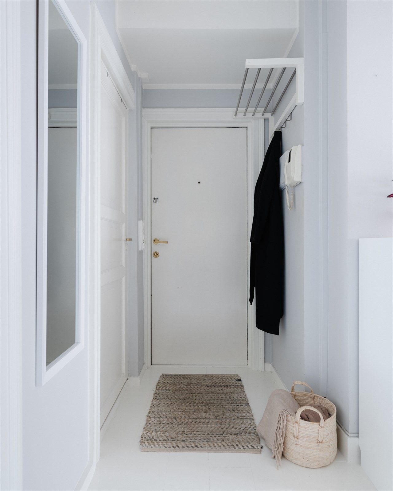 En hyggelig entré ønsker deg velkommen inn. Her har du plass til å henge fra deg yttertøy og sette fra deg skoene. Galleribilde