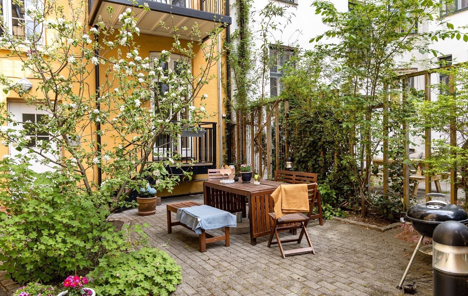 Om sommeren er bakgården spesielt frodig og fin. Galleribilde