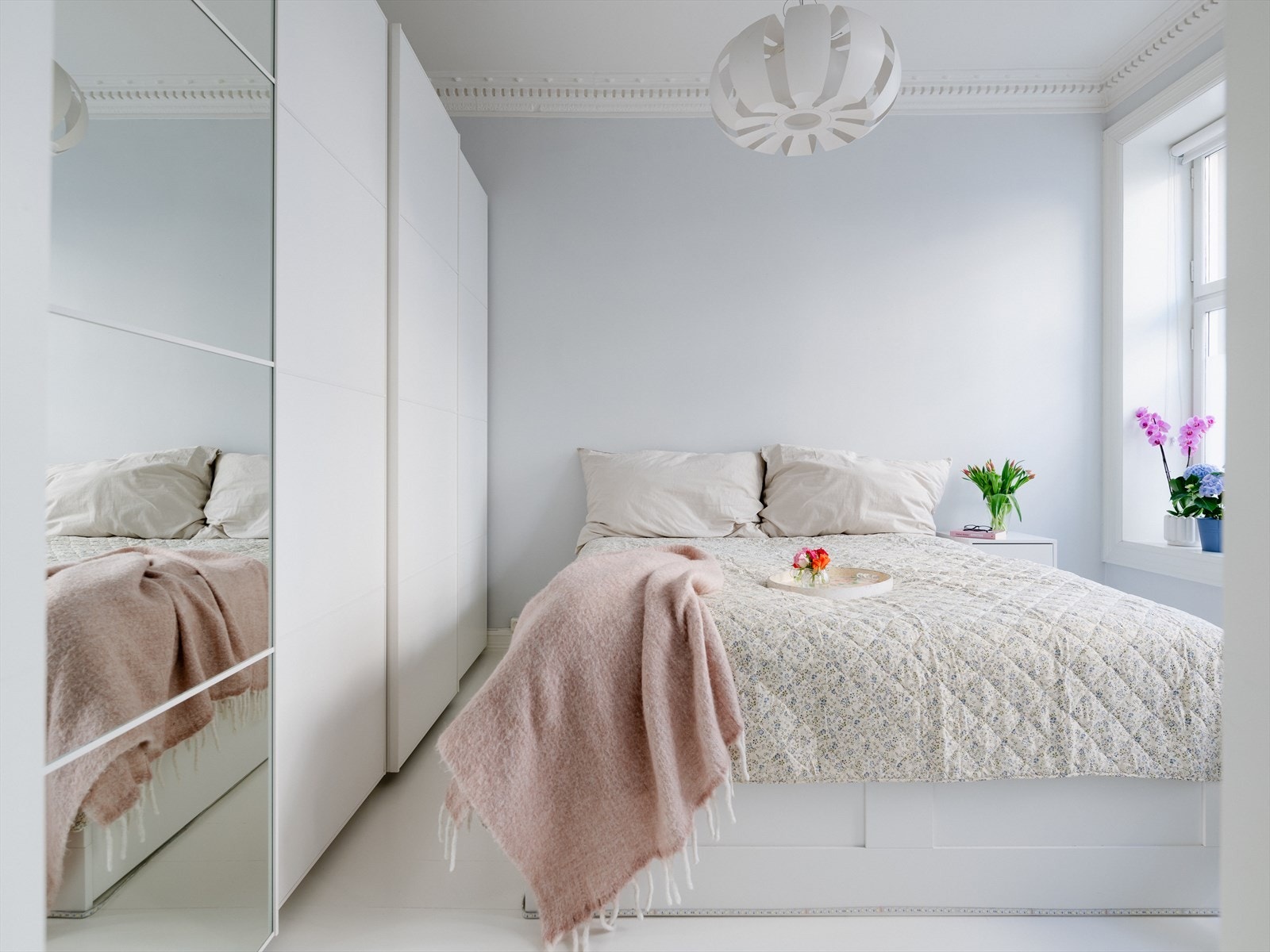 Hovedsoverommet er holdt i duse, behagelige toner. Her har du god plass til dobbeltseng og nattbord. Galleribilde